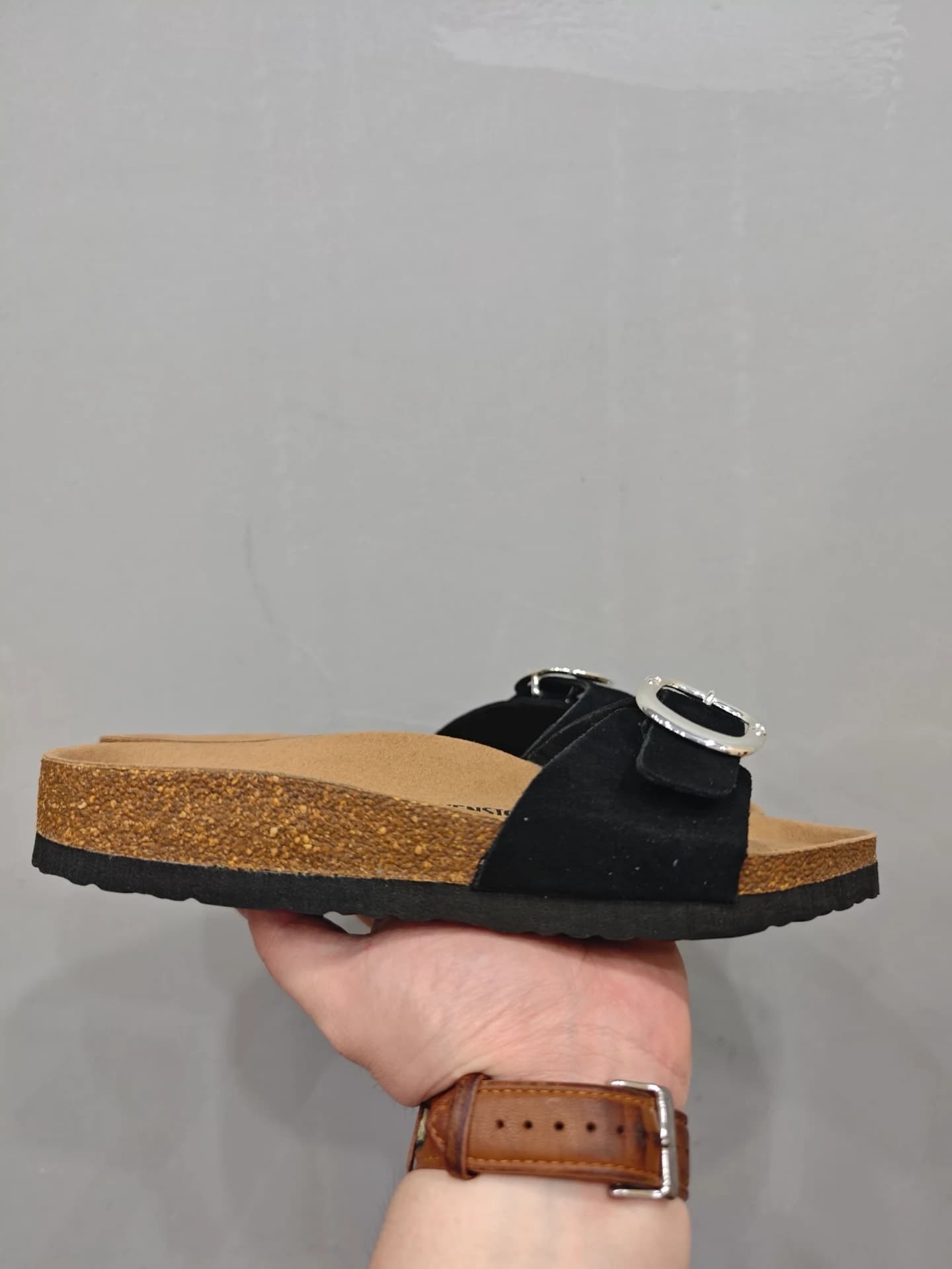 Черные шлепанцы Chrome Hearts x Birkenstock Madrid, вид сбоку