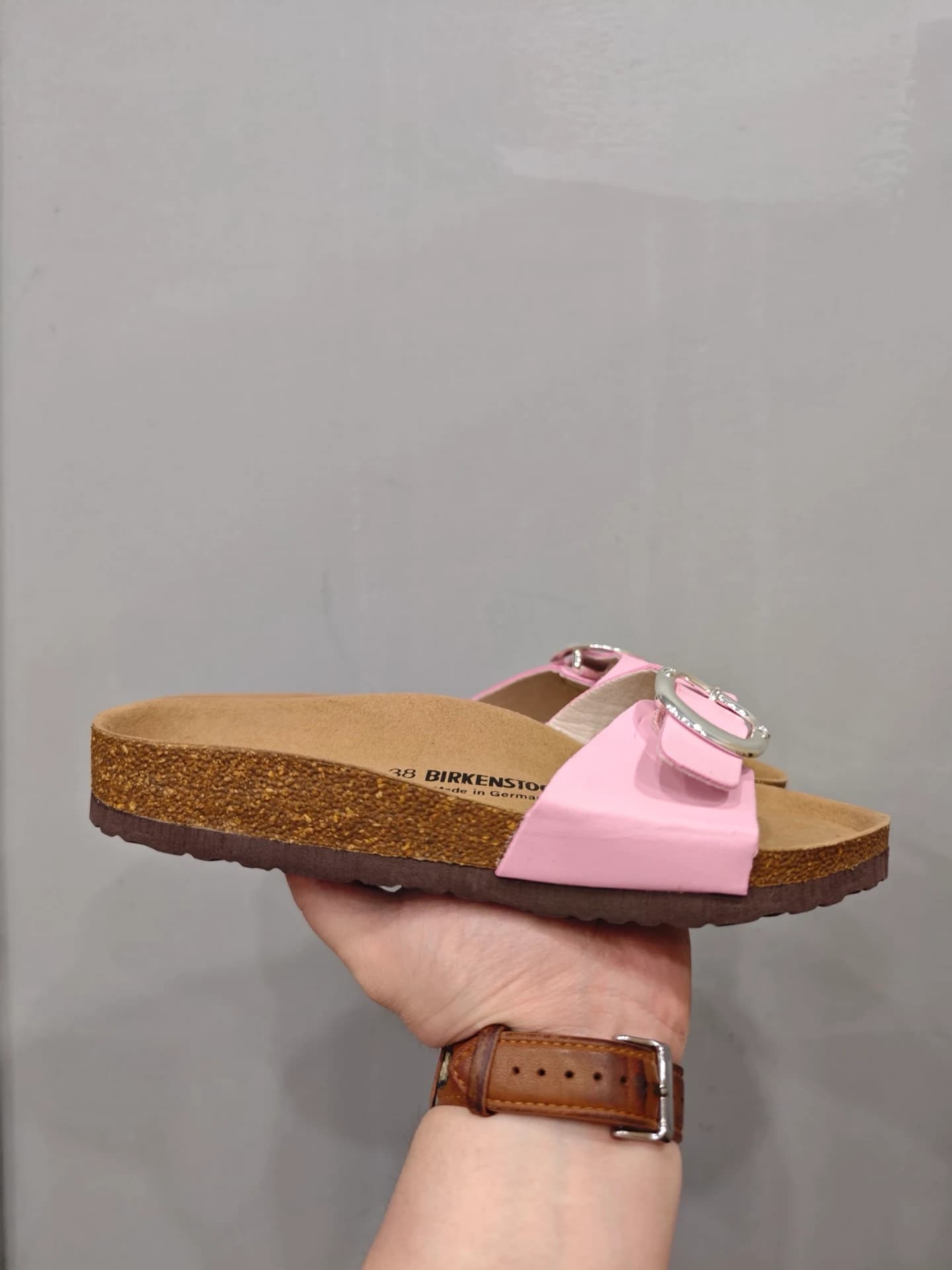 Розовые шлепанцы Chrome Hearts x Birkenstock Madrid, вид сбоку