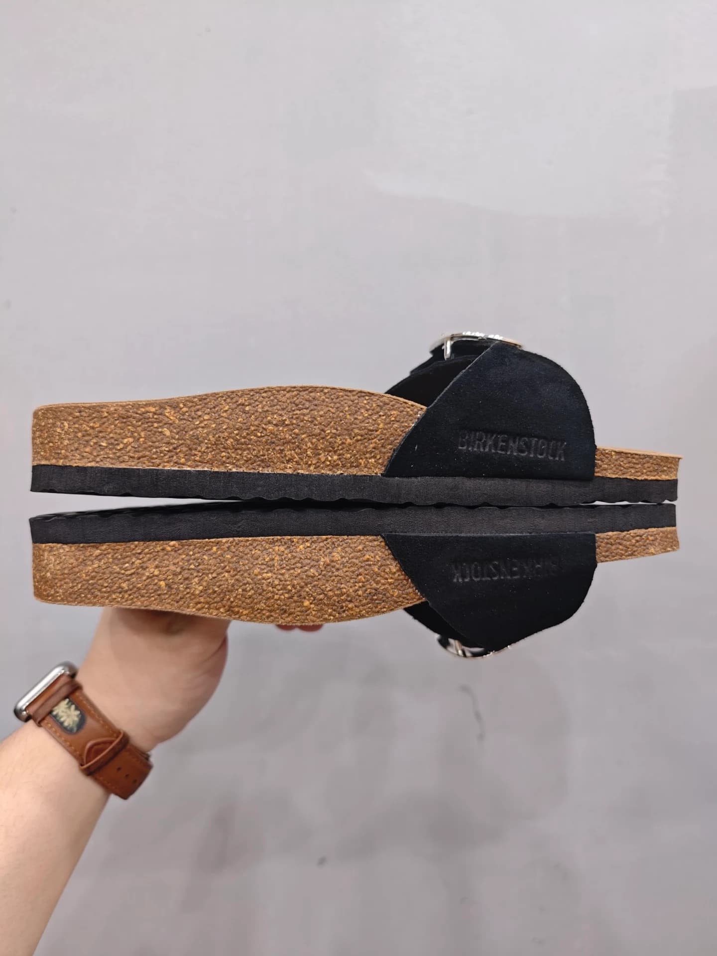 Черные шлепанцы Chrome Hearts x Birkenstock Madrid, вид на подошву сбоку