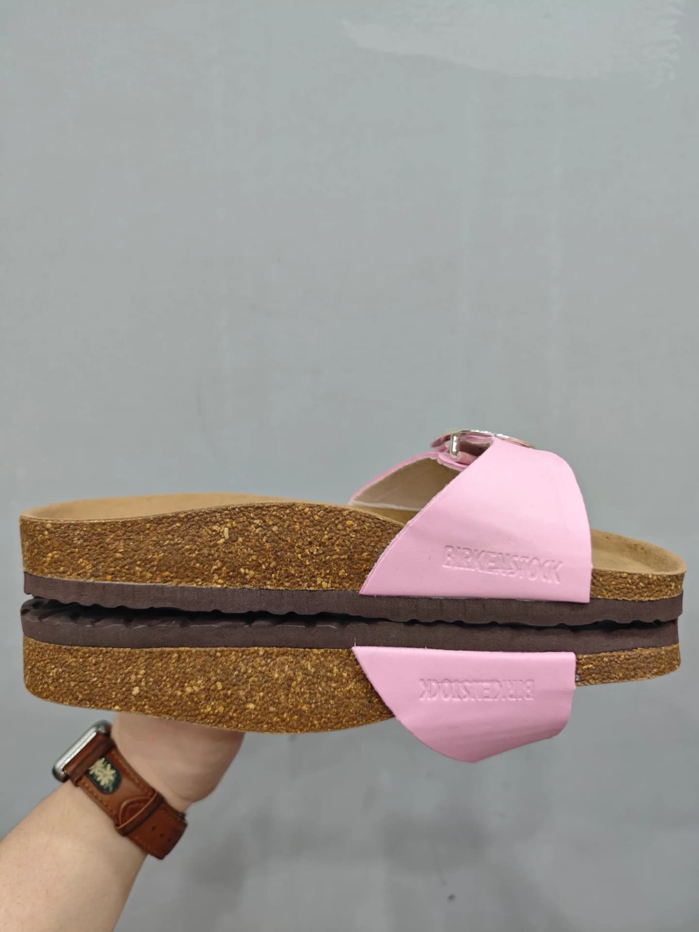 Розовые шлепанцы Chrome Hearts x Birkenstock Madrid, вид на подошву сбоку