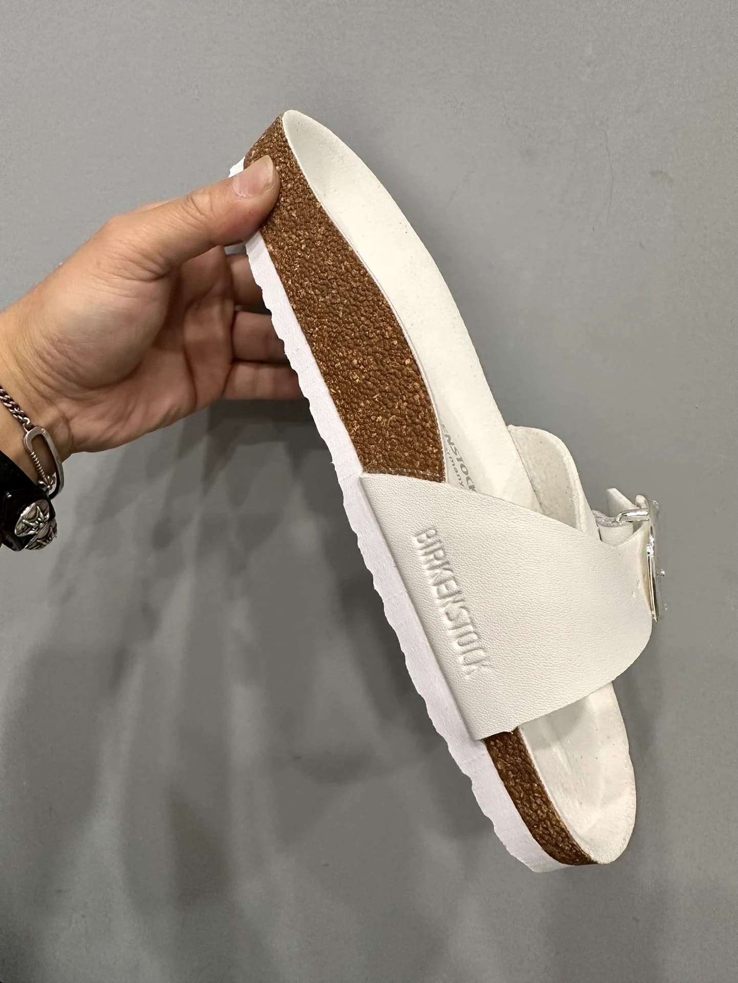 Белые шлепанцы Chrome Hearts x Birkenstock Madrid, вид сбоку