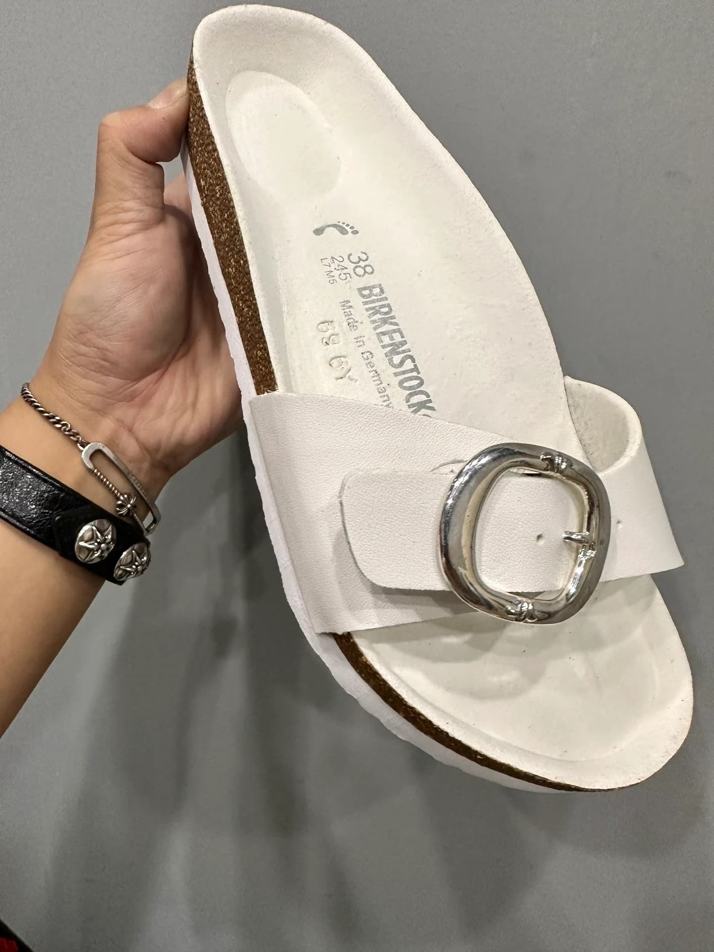 Белые шлепанцы Chrome Hearts x Birkenstock Madrid, вид сверху