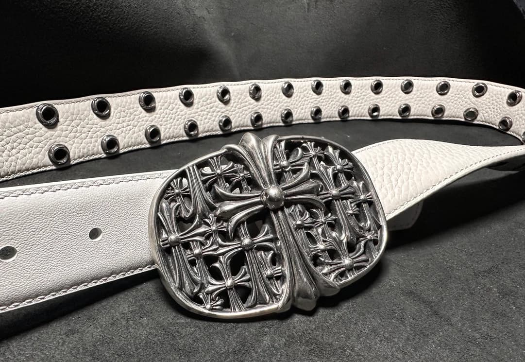 Белый ремень из зернистой кожи с люверсами и пряжкой Cemetery Buckle