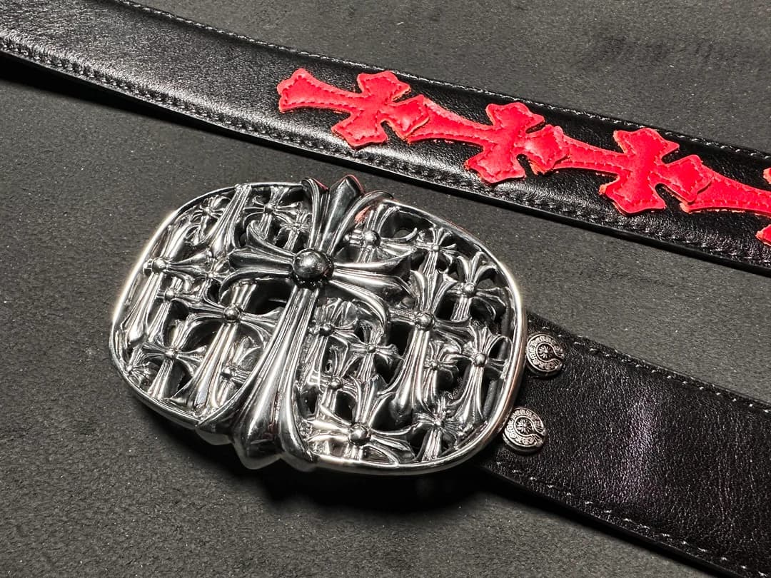 Чёрные кожаные ремни Chrome Hearts с красными нашивками крестов и пряжкой Cemetery Buckle