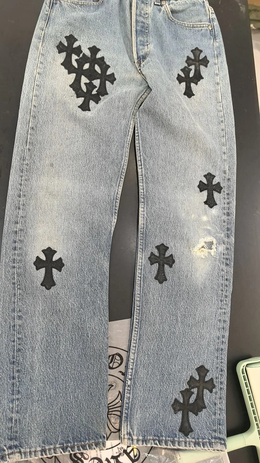 Джинсы Chrome Hearts x Levi's 501 спереди с нашивками в виде крестов