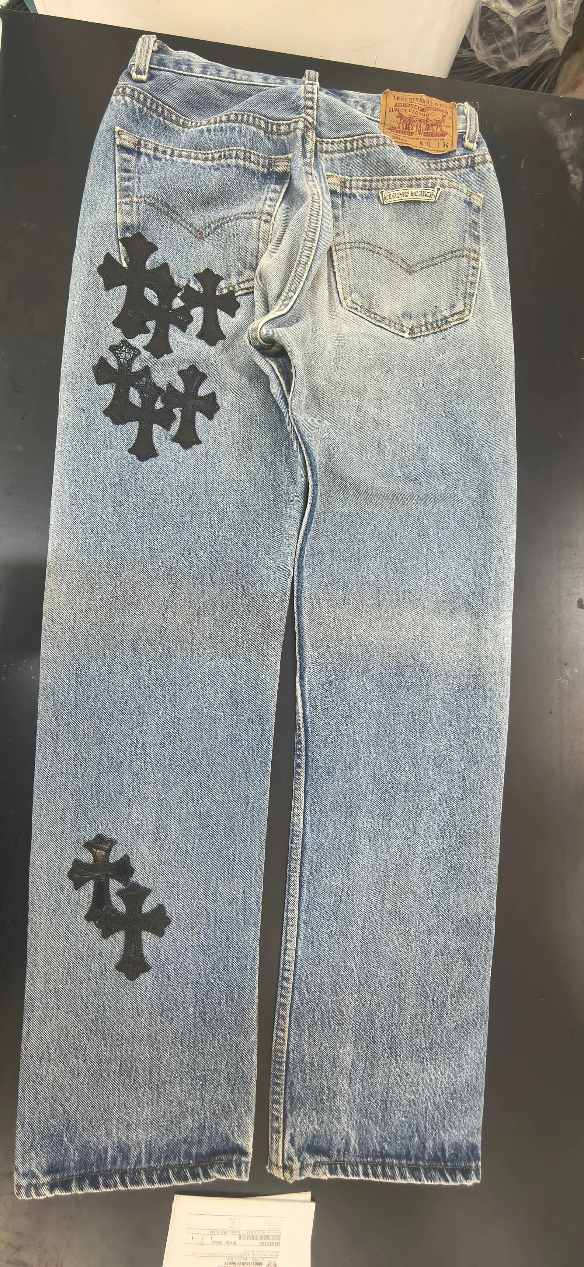 Джинсы Chrome Hearts x Levi's 501 сзади с нашивками в виде крестов