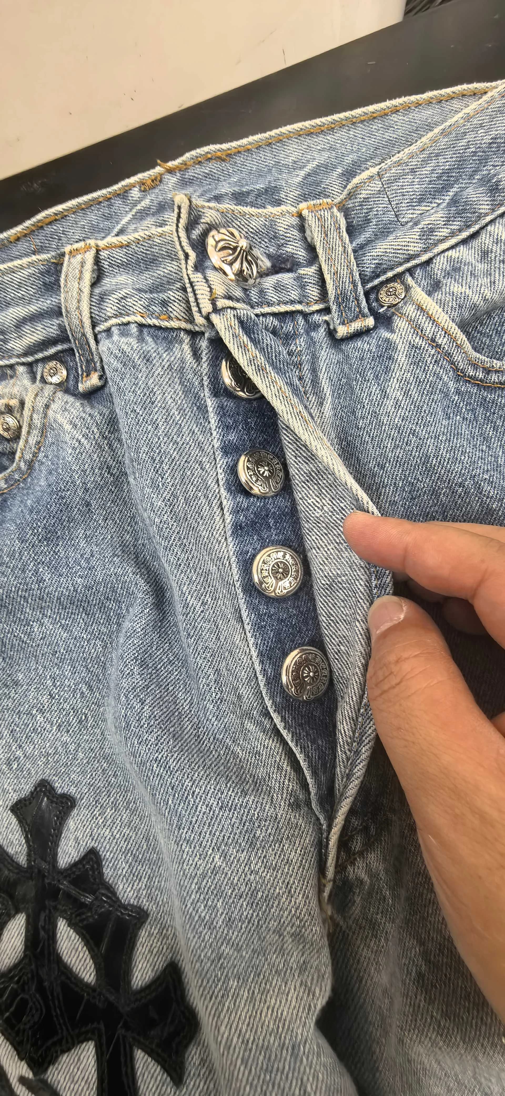 Застежка на пуговицы джинсов Chrome Hearts x Levi's 501