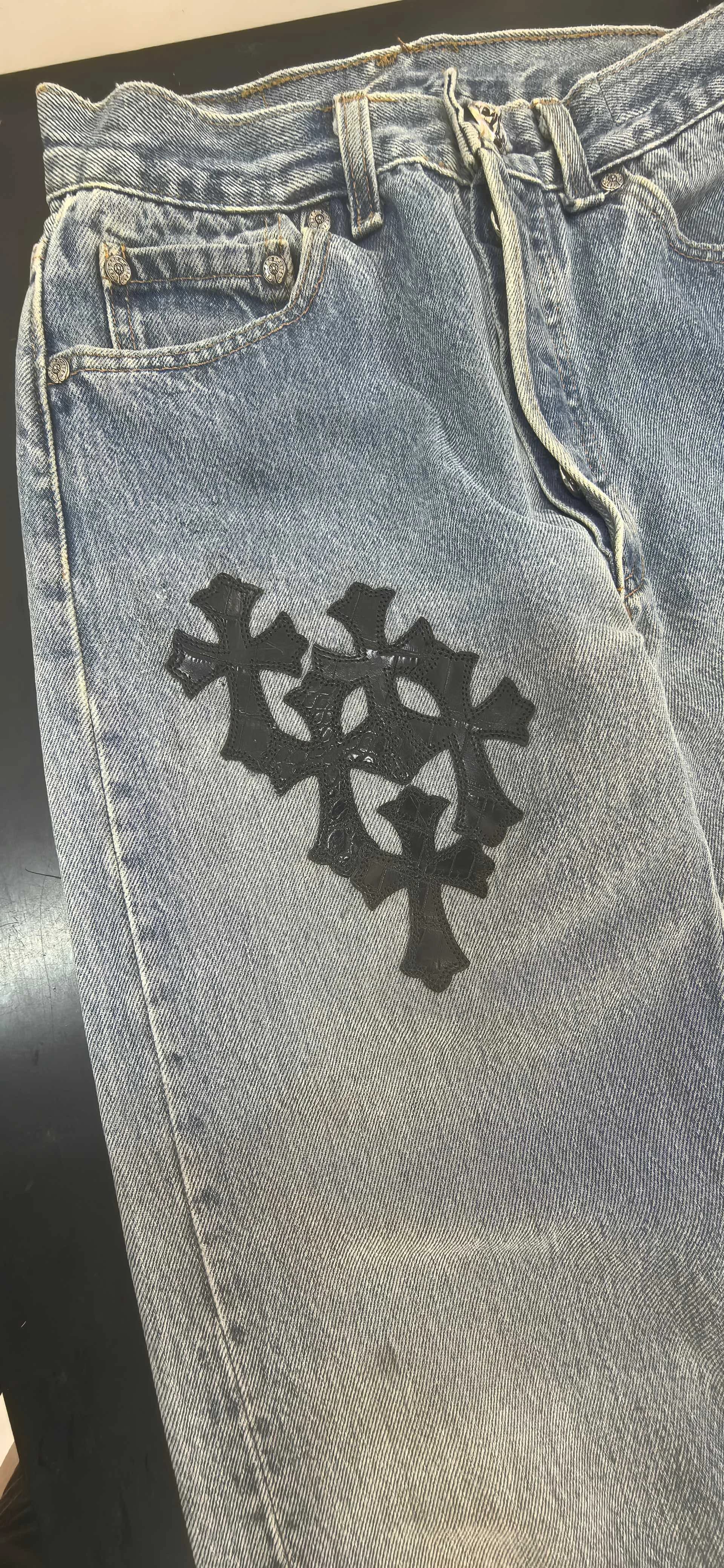 Деталь нашивки в виде крестов на джинсах Chrome Hearts x Levi's 501