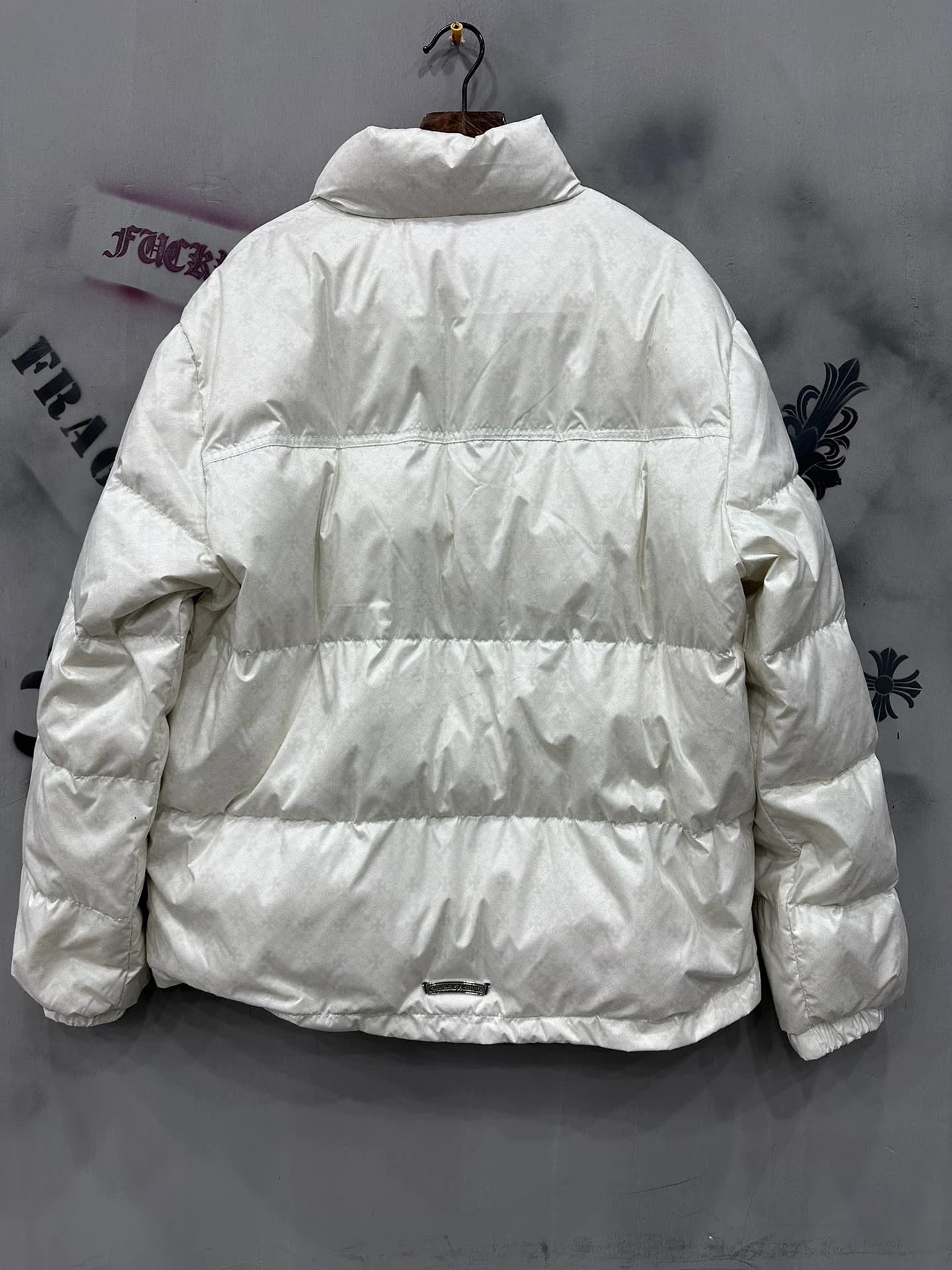 Белый пуховик Chrome Hearts с монограммой, вид сзади