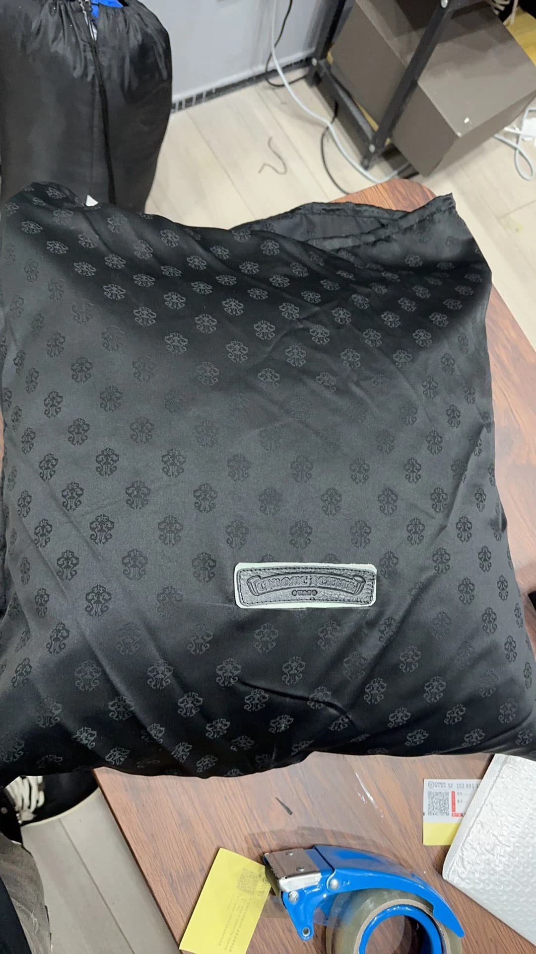 Фирменный черный пыльник Chrome Hearts с монограммами