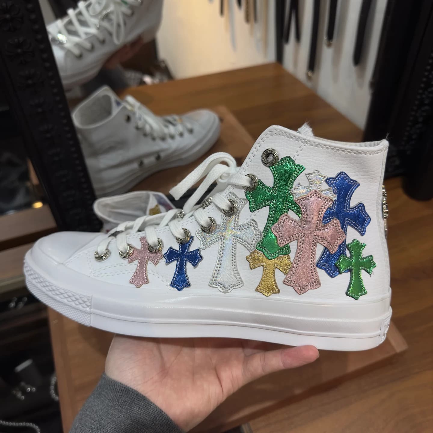 Кеды Chrome Hearts x Converse 1970s сбоку на руке
