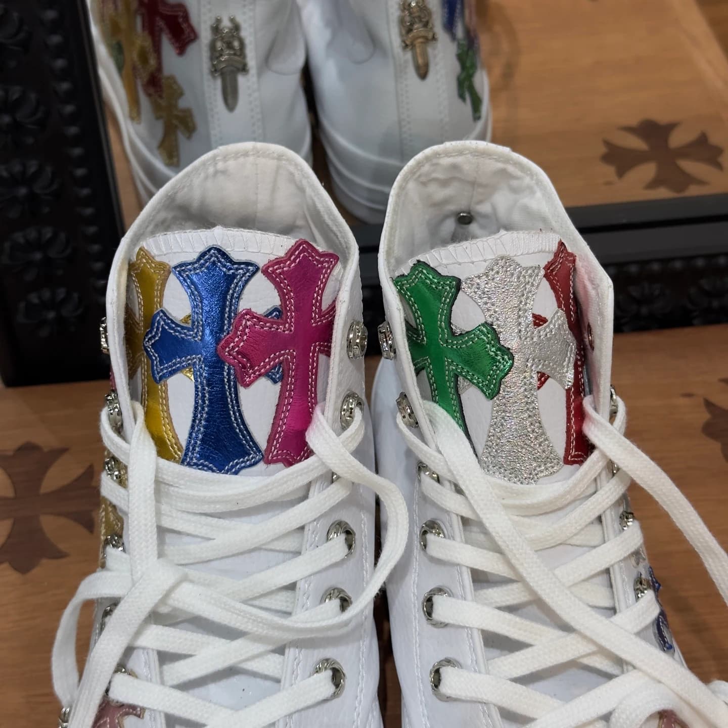 Язычки кед Chrome Hearts x Converse 1970s с нашивками-крестами