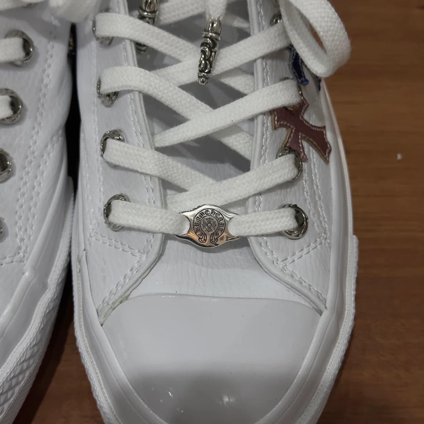 Детали серебряной фурнитуры на шнуровке кед Chrome Hearts x Converse 1970s