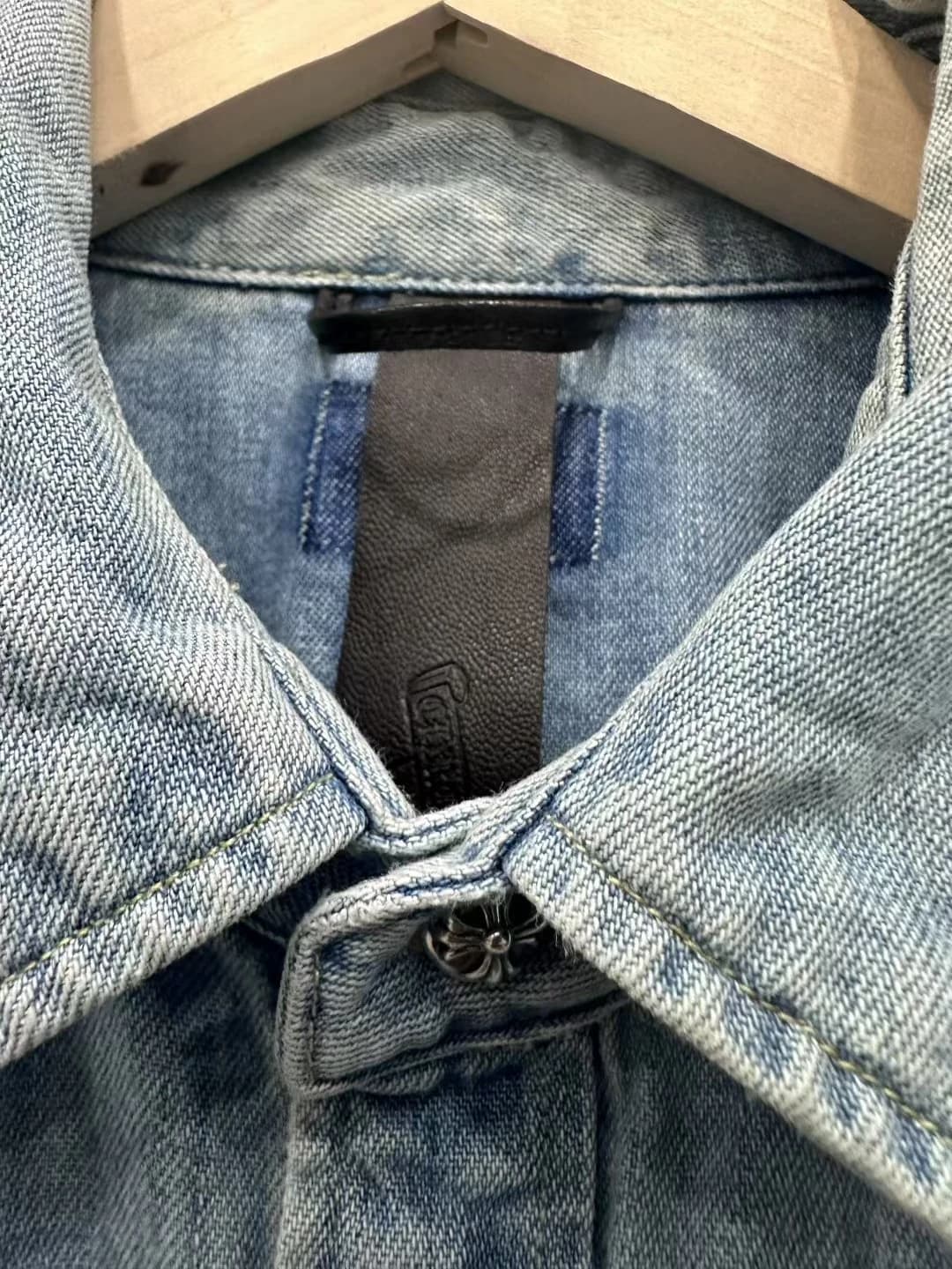 Воротник и внутренняя бирка джинсовой рубашки Chrome Hearts