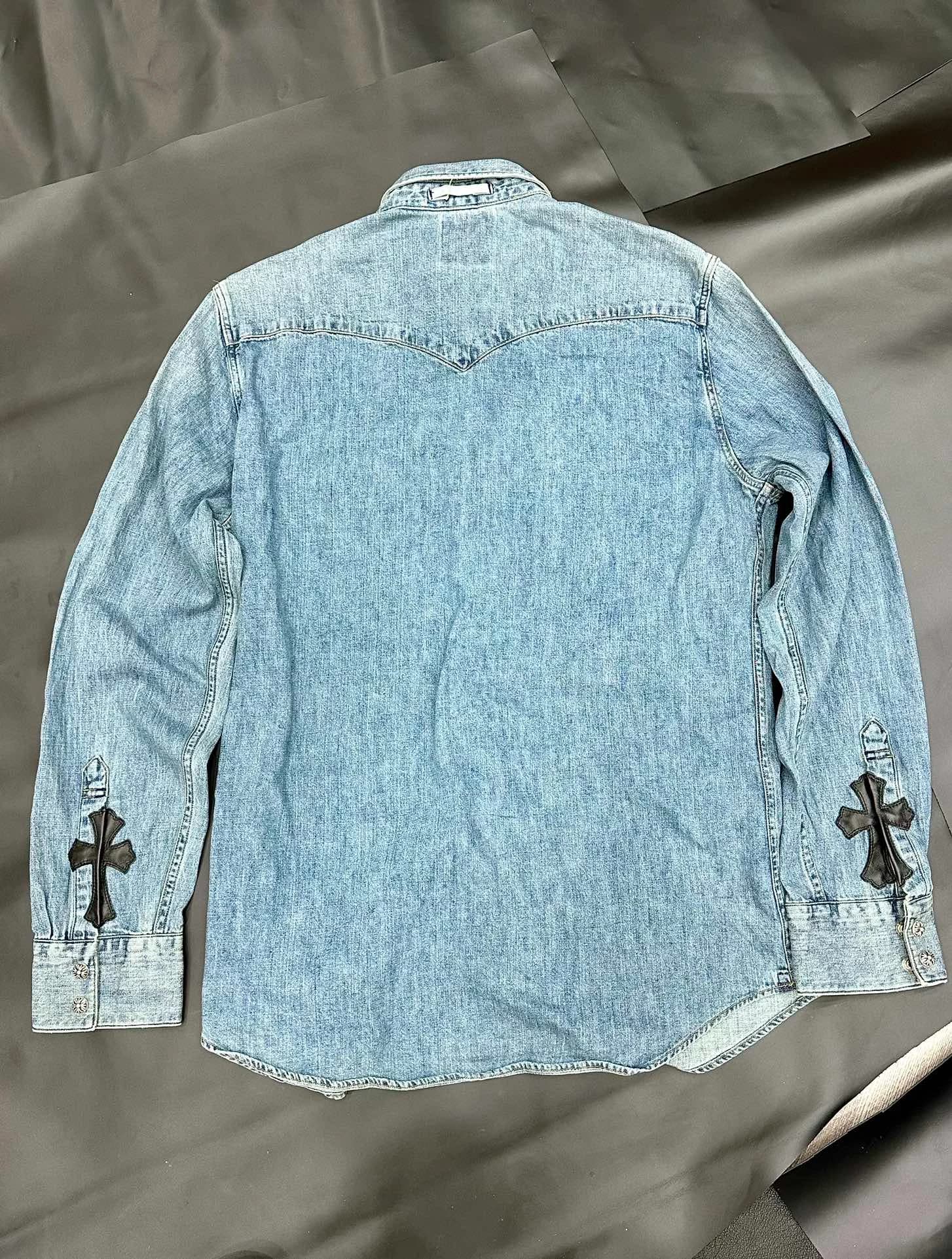 Вид сзади джинсовой рубашки Chrome Hearts на плоскости