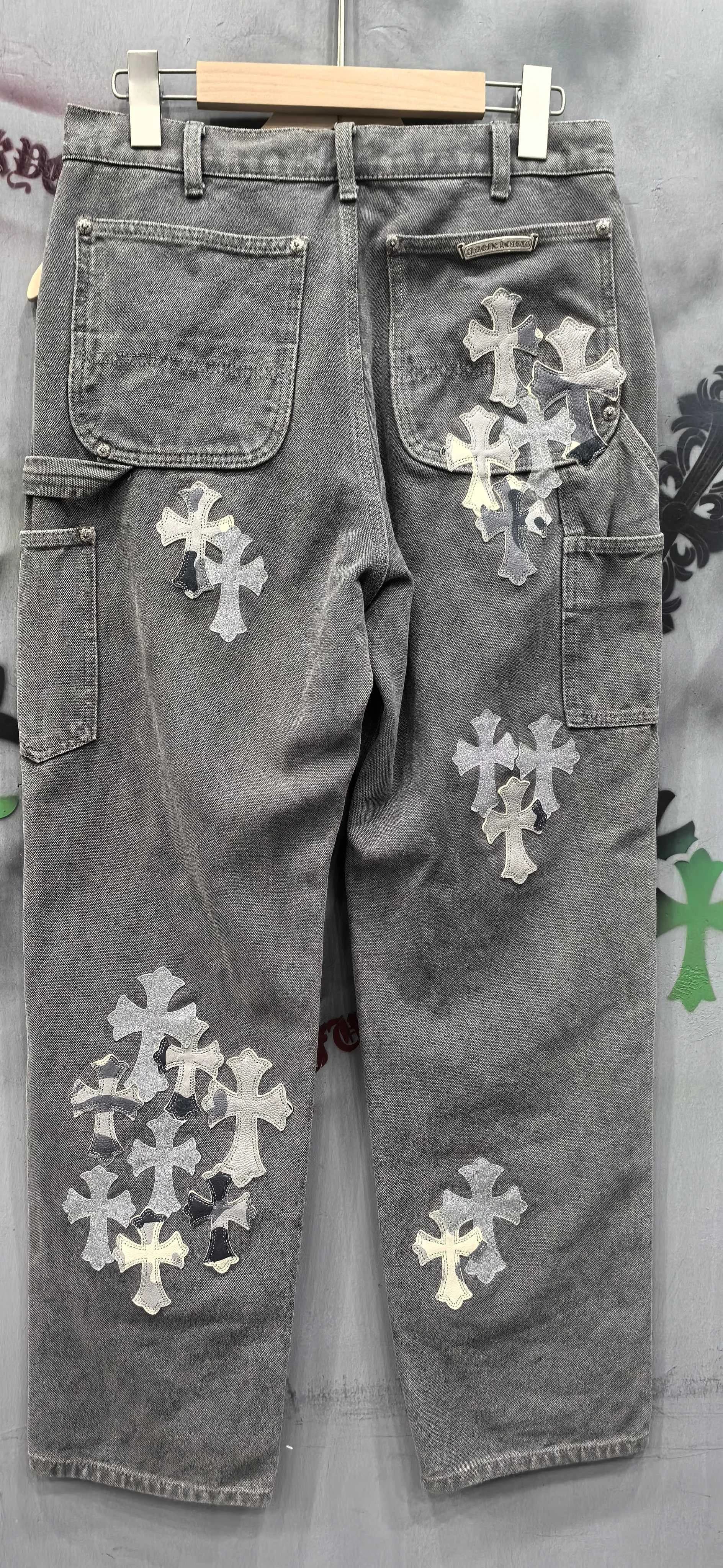 Серые брюки Chrome Hearts x Carhartt B01 с нашивками-крестами, вид сзади
