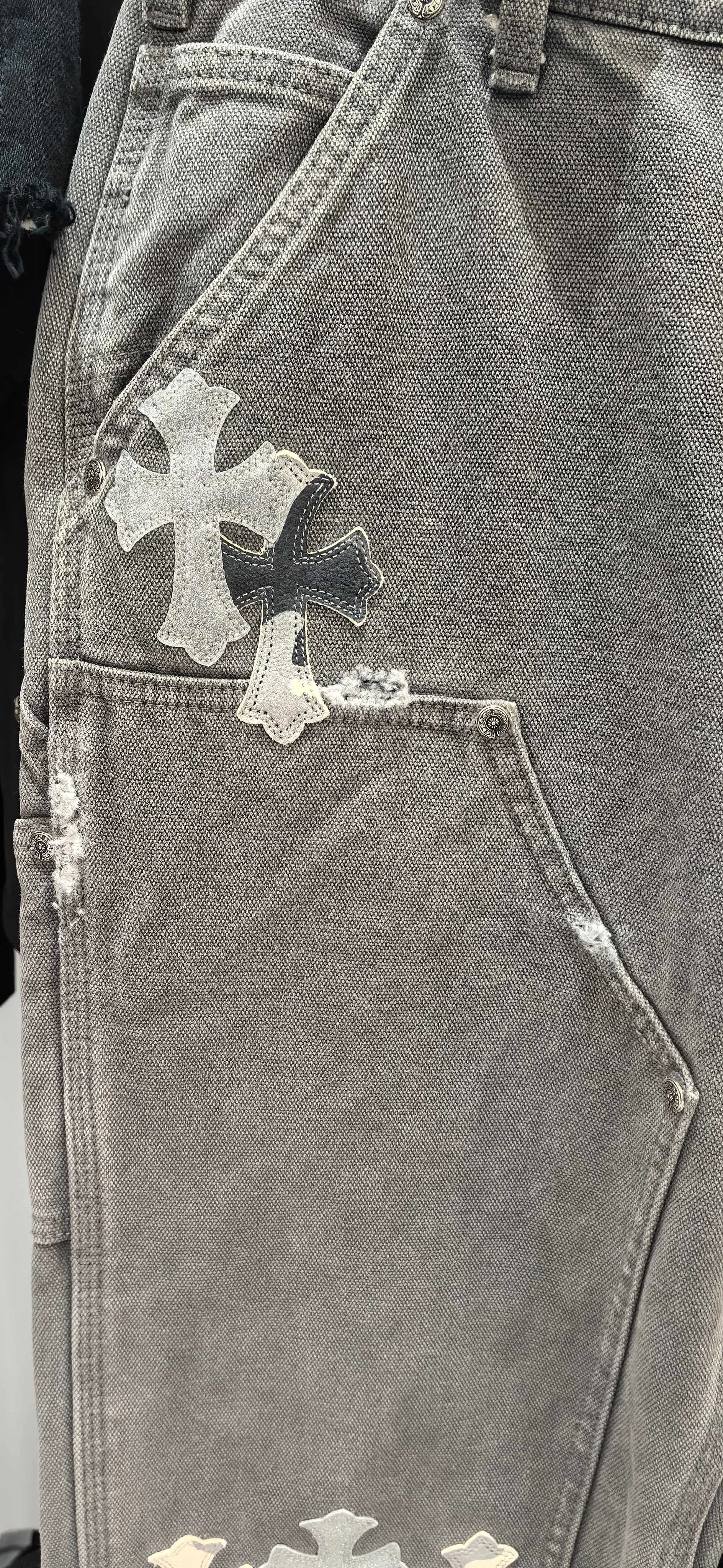 Деталь переднего кармана брюк Chrome Hearts x Carhartt B01 с нашивками