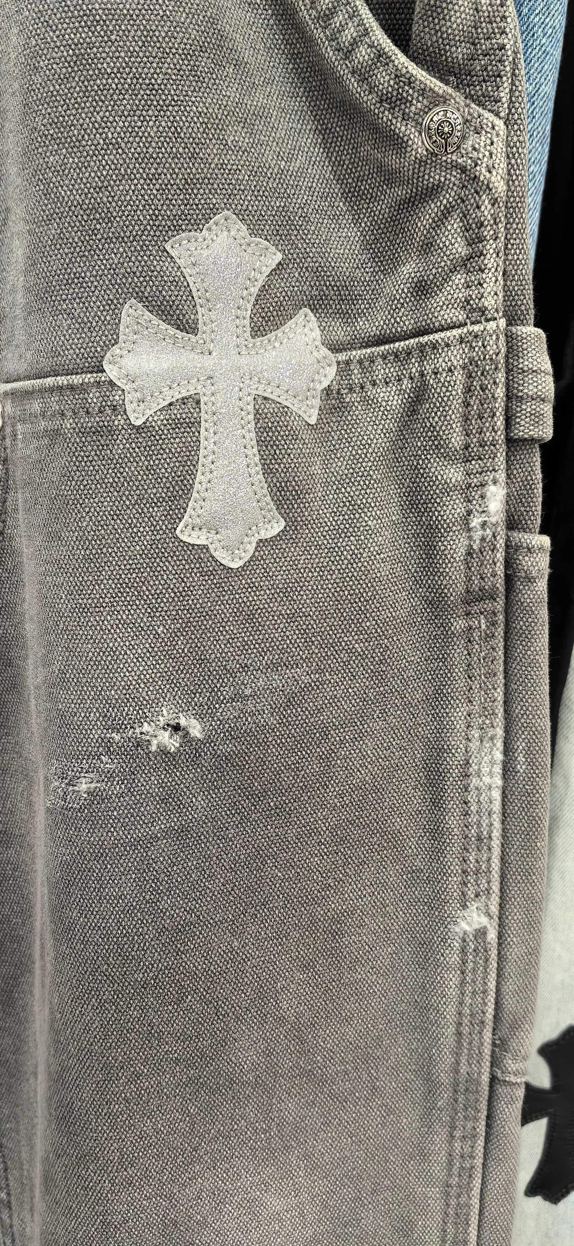 Нашивка в виде креста на брюках Chrome Hearts x Carhartt B01