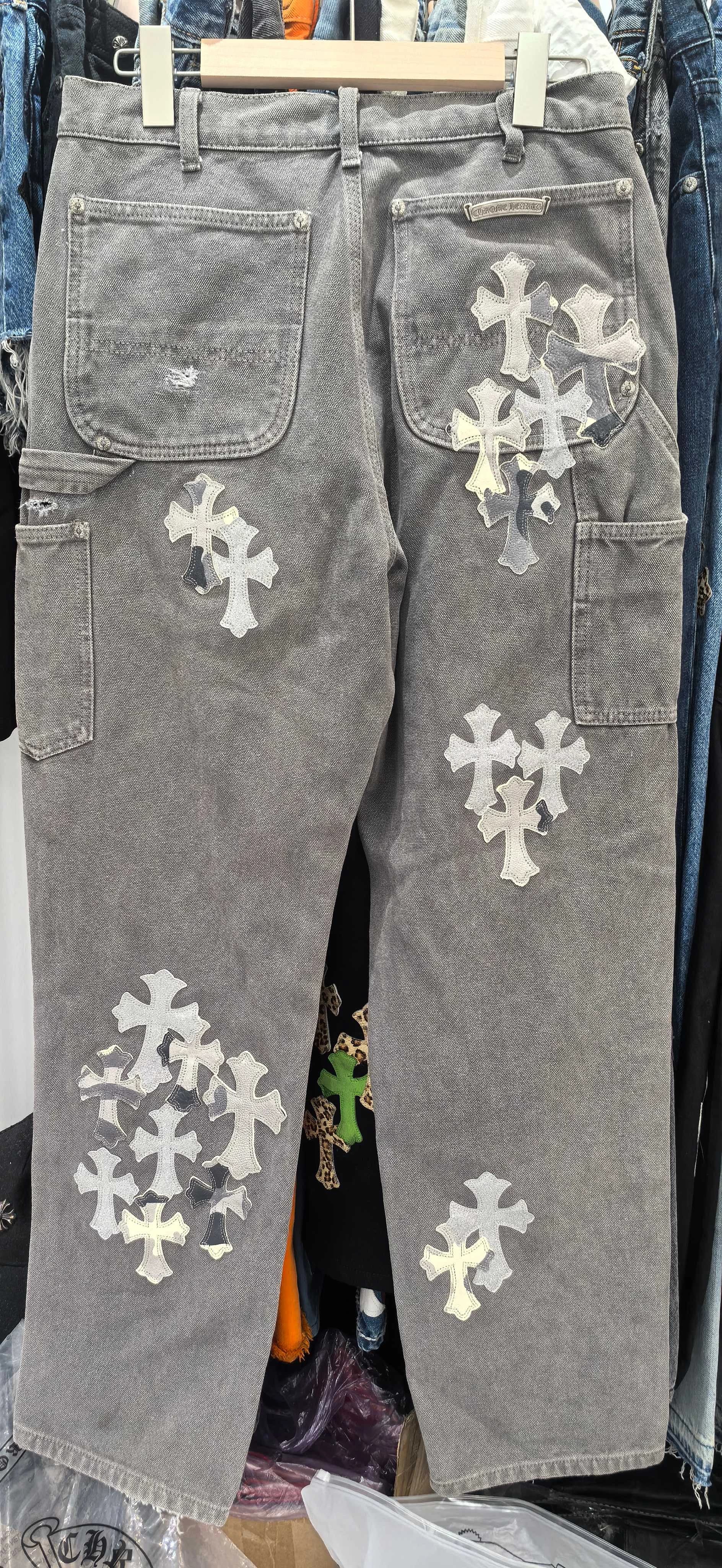 Задняя часть брюк Chrome Hearts x Carhartt B01 на вешалке