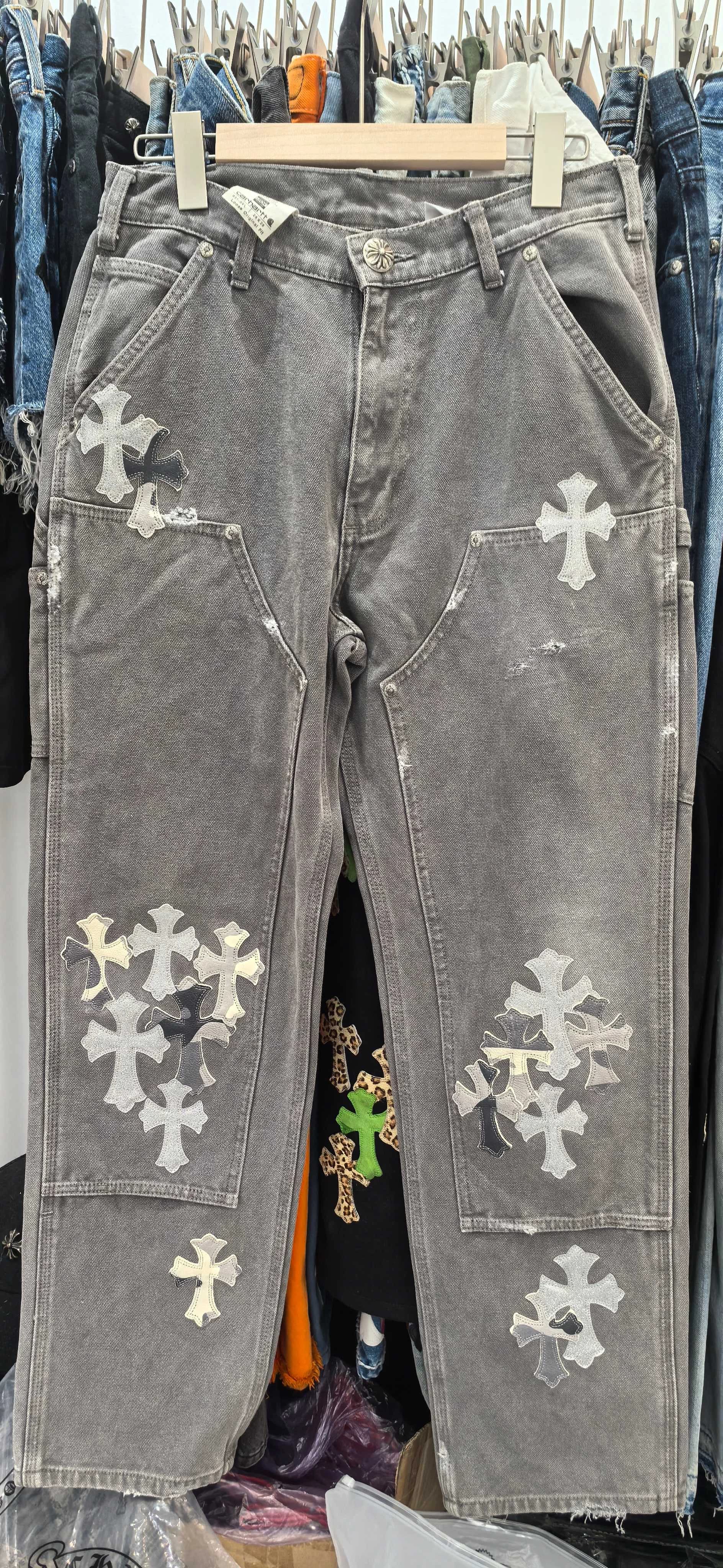 Передняя часть брюк Chrome Hearts x Carhartt B01 на вешалке