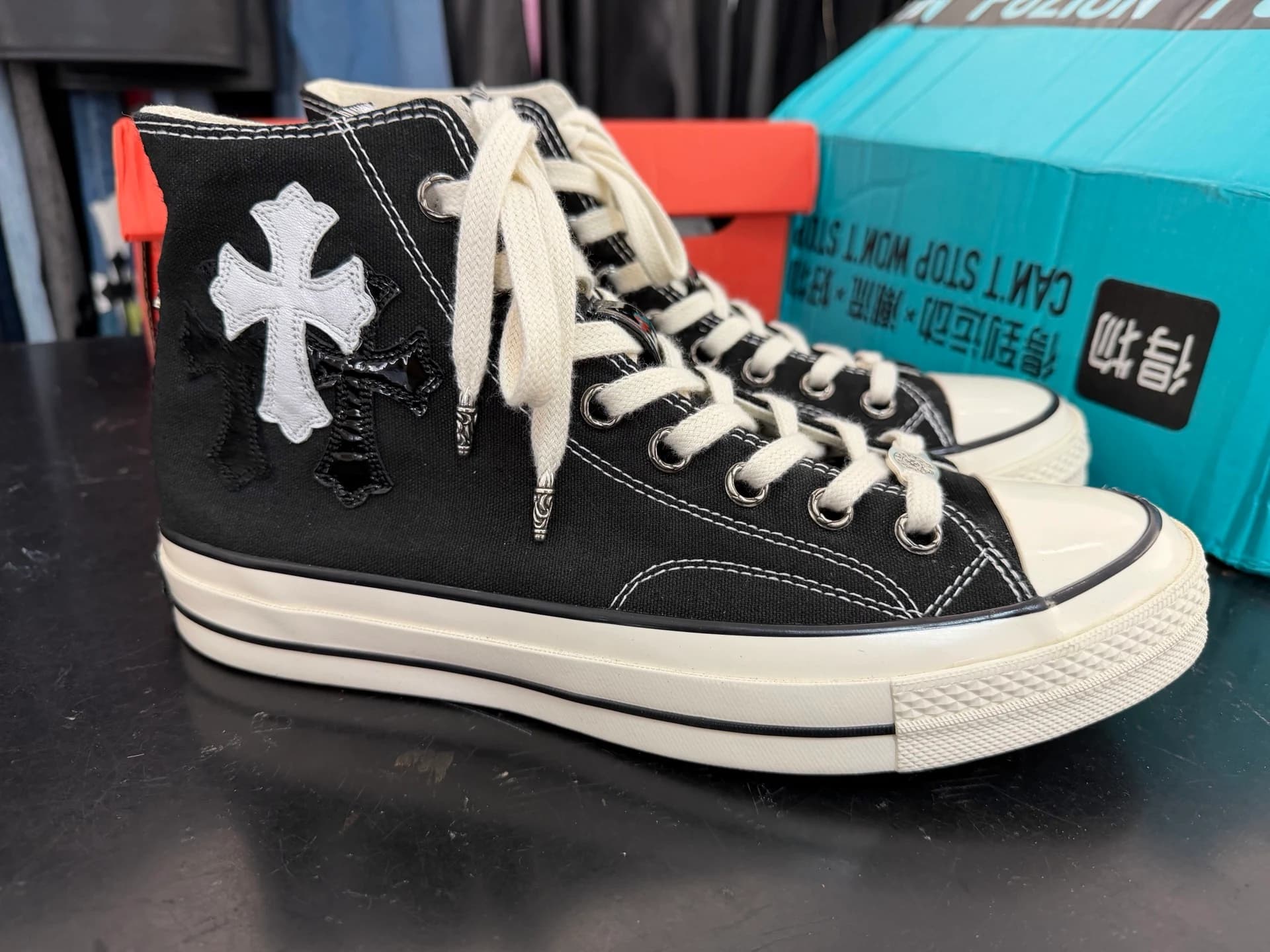 Высокие черные кеды Chrome Hearts x Converse Chuck 70 сбоку