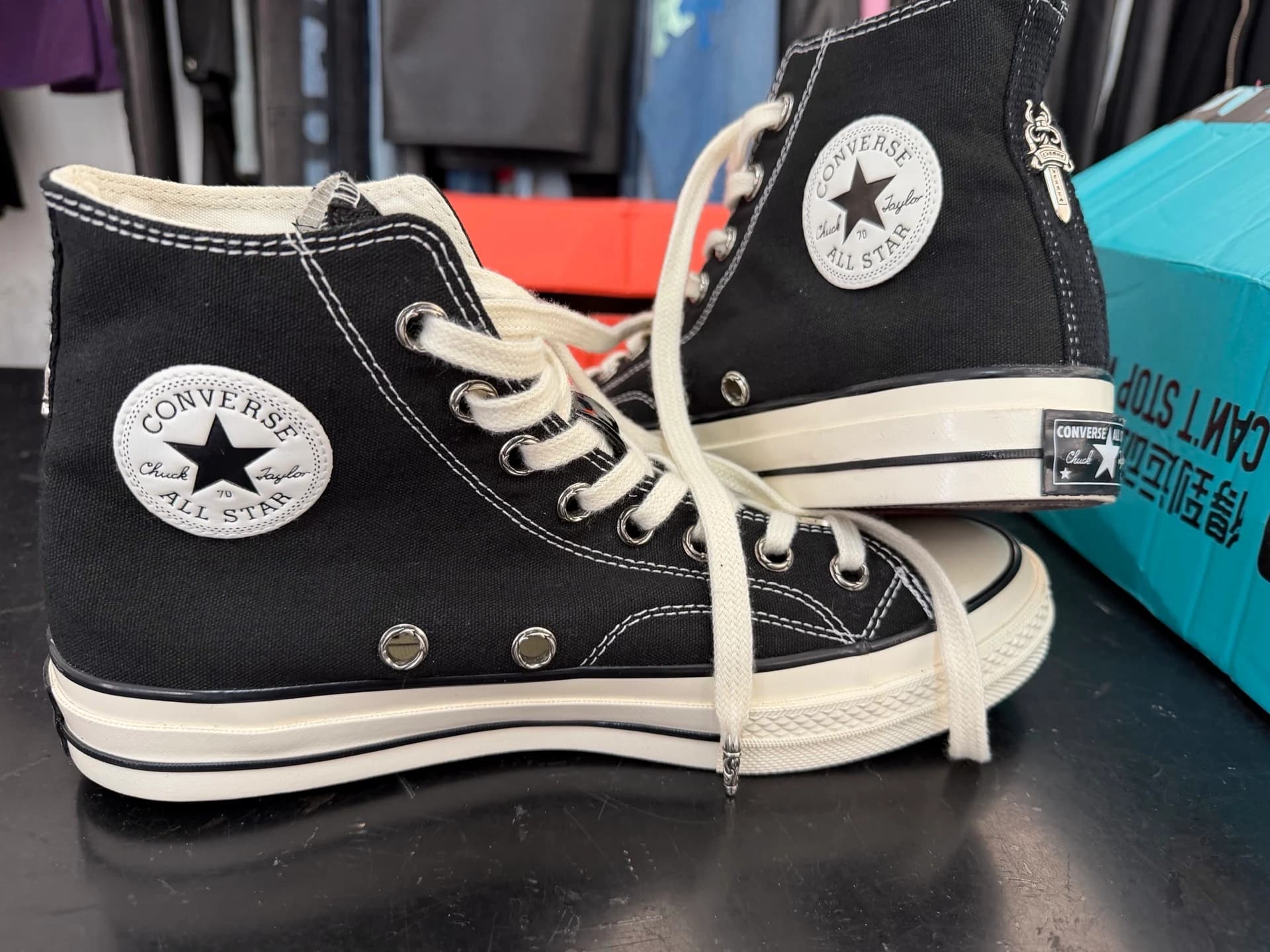 Внутренняя сторона кед Chrome Hearts x Converse Chuck 70 с круглым логотипом Converse