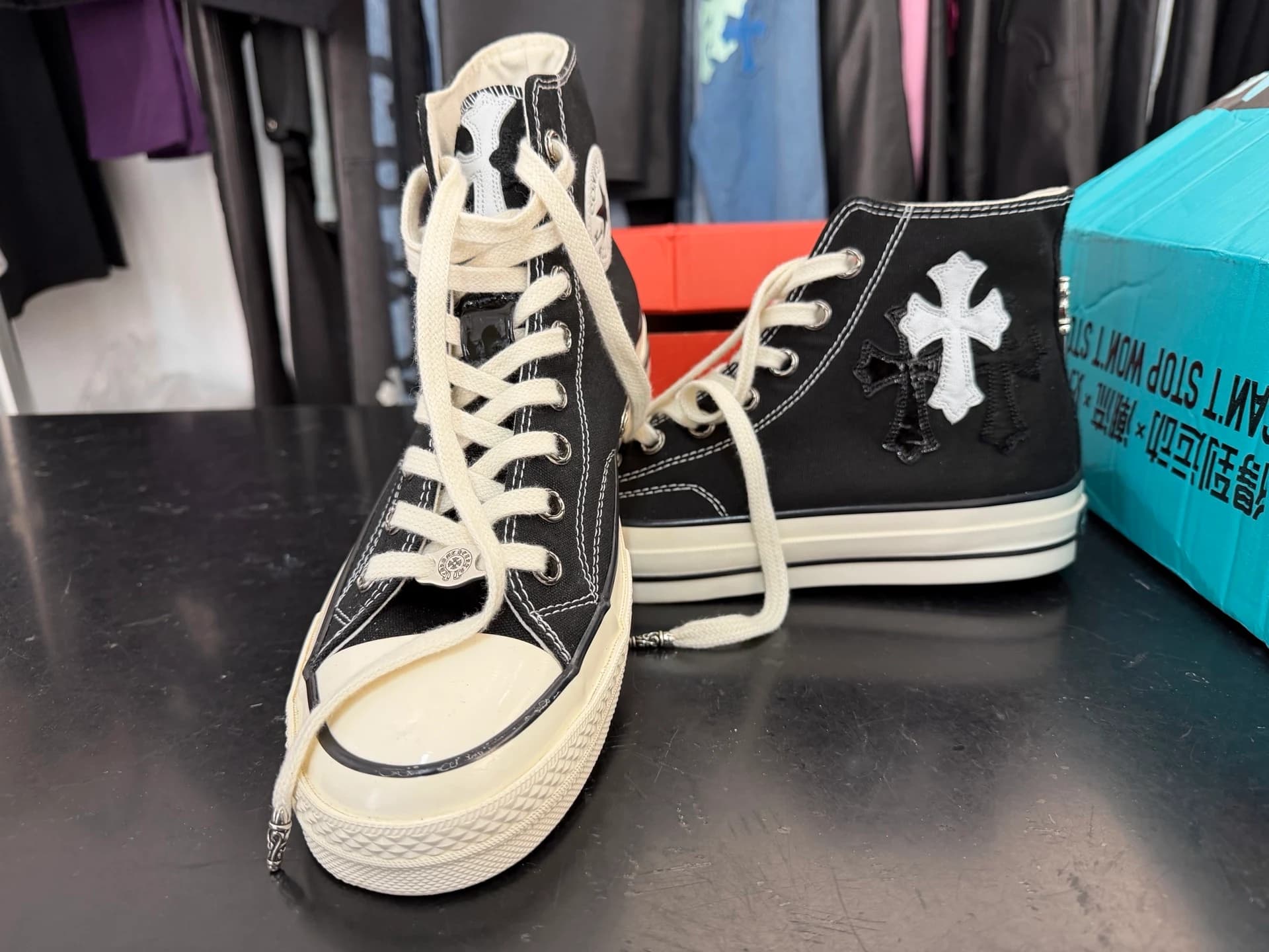 Кеды Chrome Hearts x Converse Chuck 70 под углом