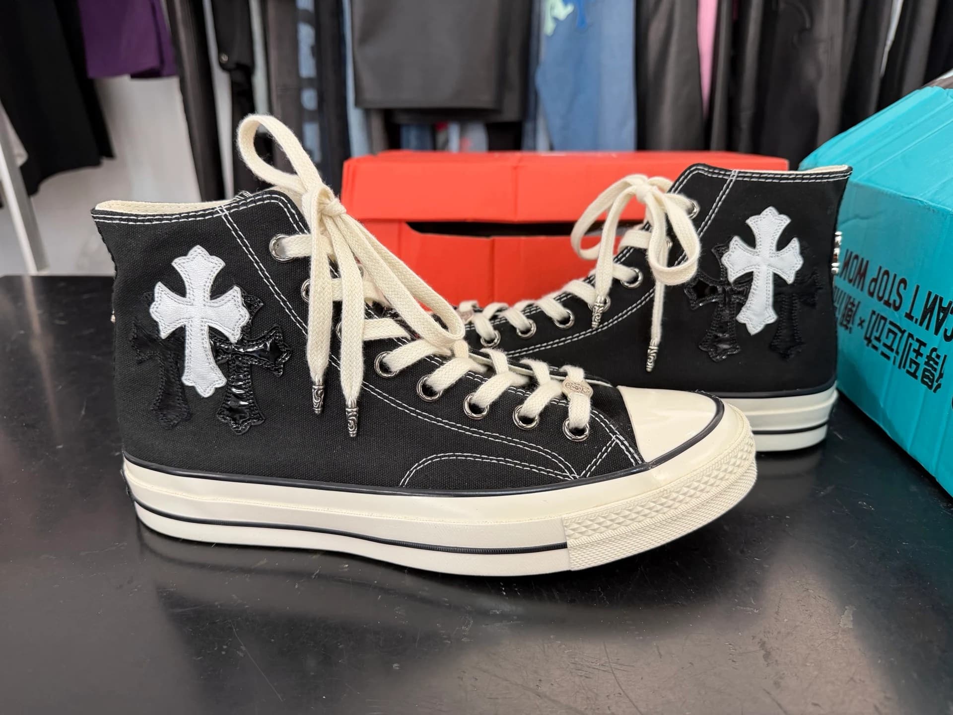 Кеды Chrome Hearts x Converse Chuck 70 сбоку крупным планом