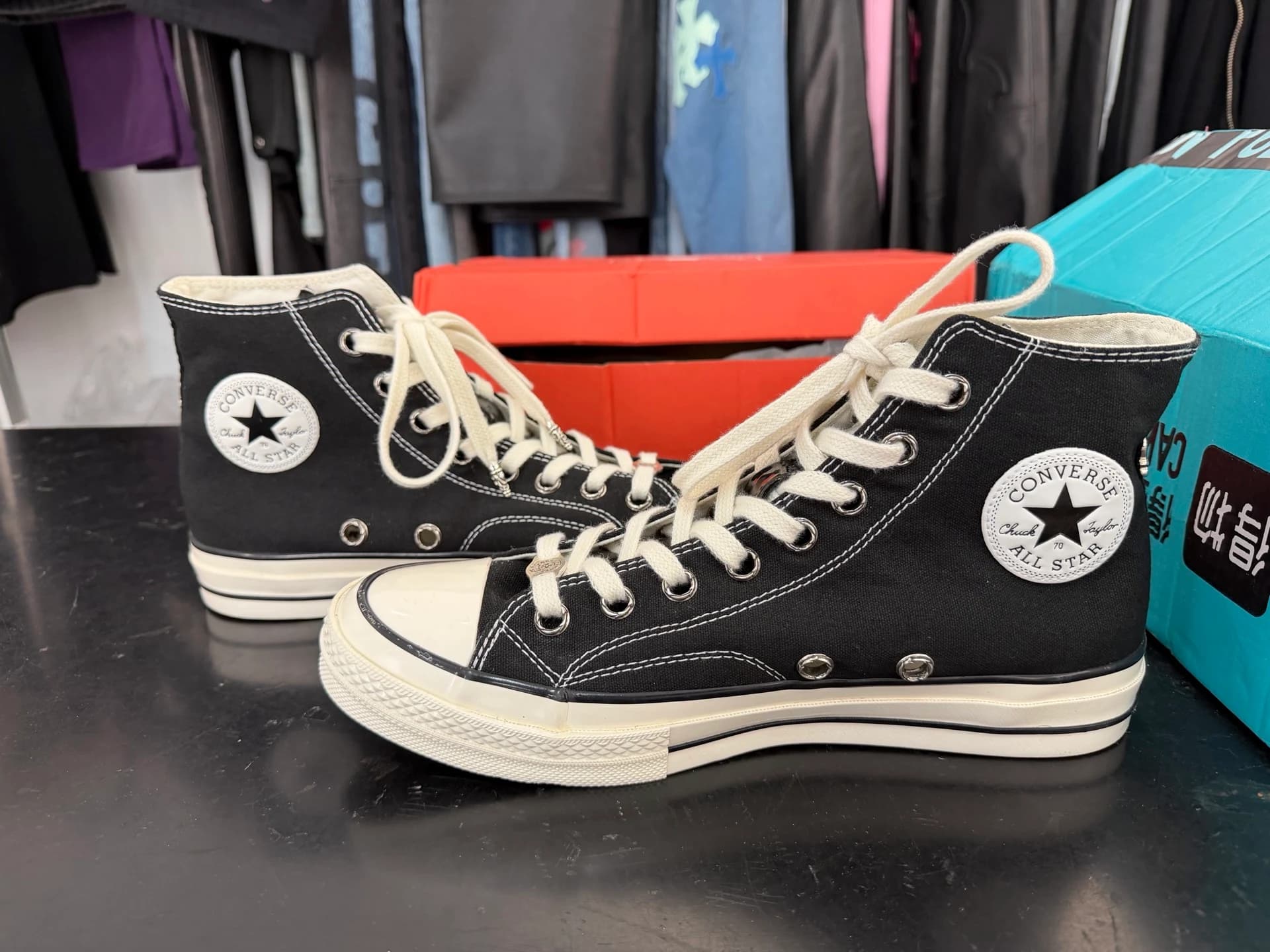 Пара кед Chrome Hearts x Converse Chuck 70 внутренней стороной