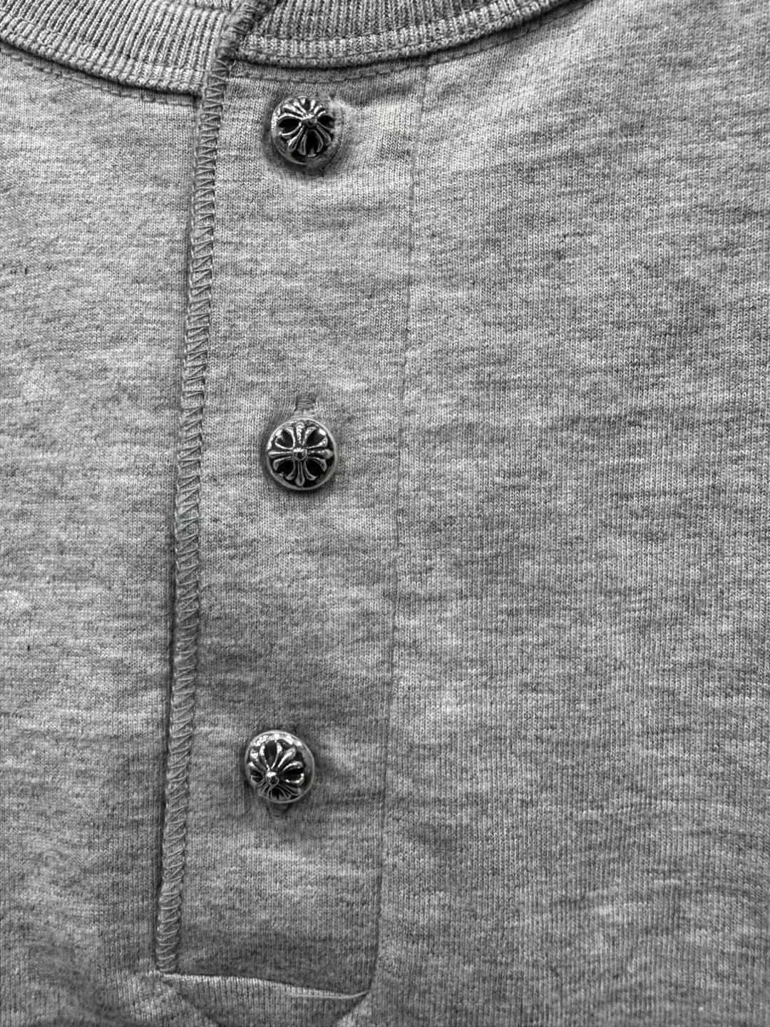 Пуговицы из серебра 925 пробы на серой футболке Chrome Hearts