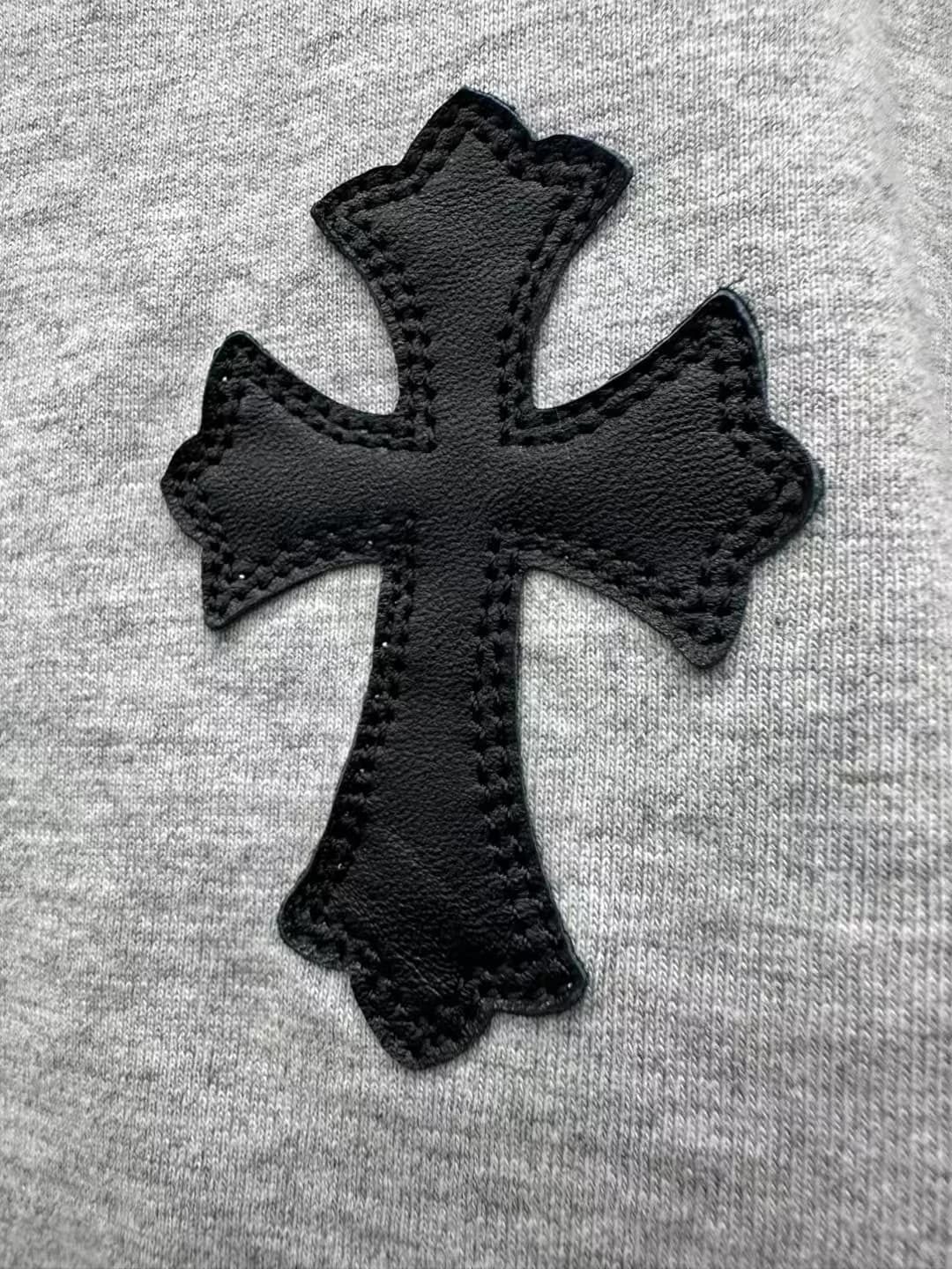 Кожаная нашивка-крест на серой футболке Chrome Hearts