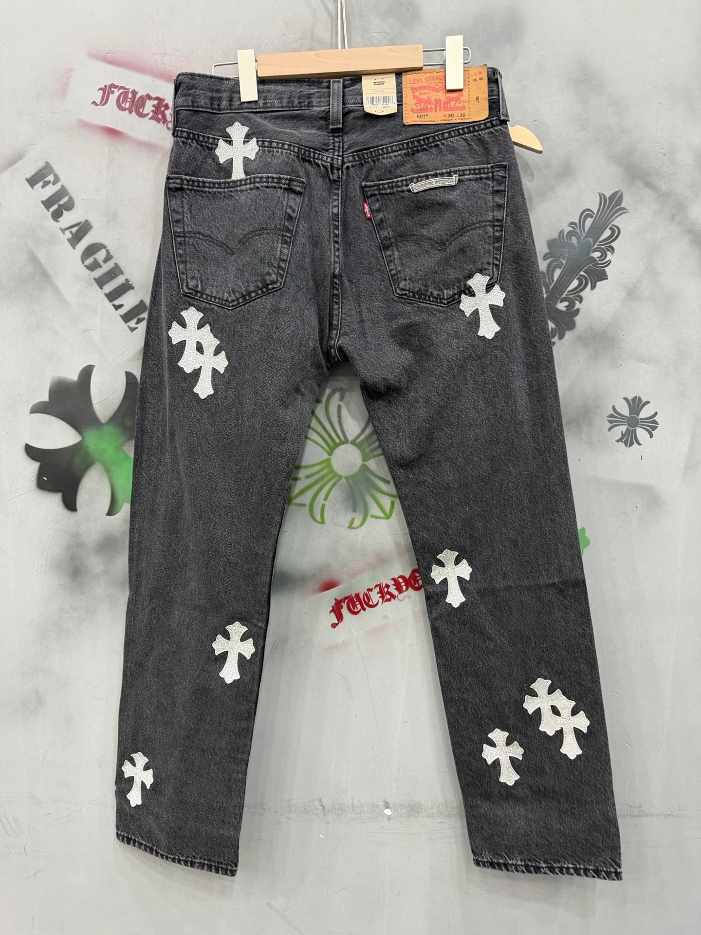 Джинсы Chrome Hearts x Levi's 501 черного цвета с серебристыми патчами-крестами, вид сзади