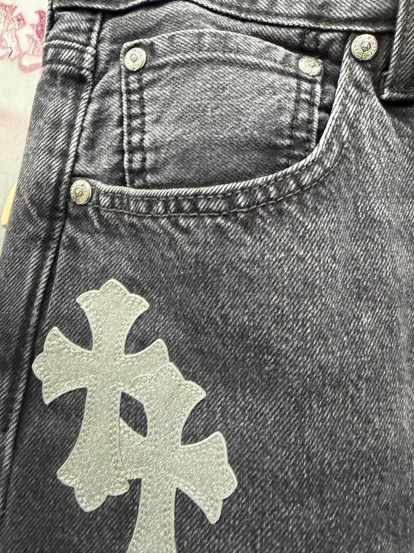 Деталь переднего кармана джинсов Chrome Hearts x Levi's 501 с кожаными патчами