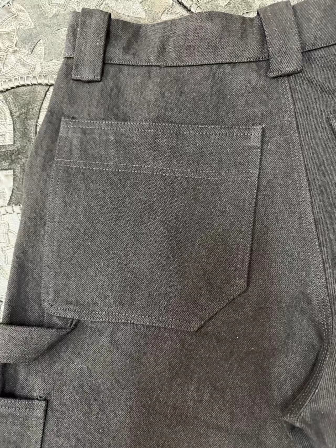 Деталь заднего кармана шорт Chrome Hearts