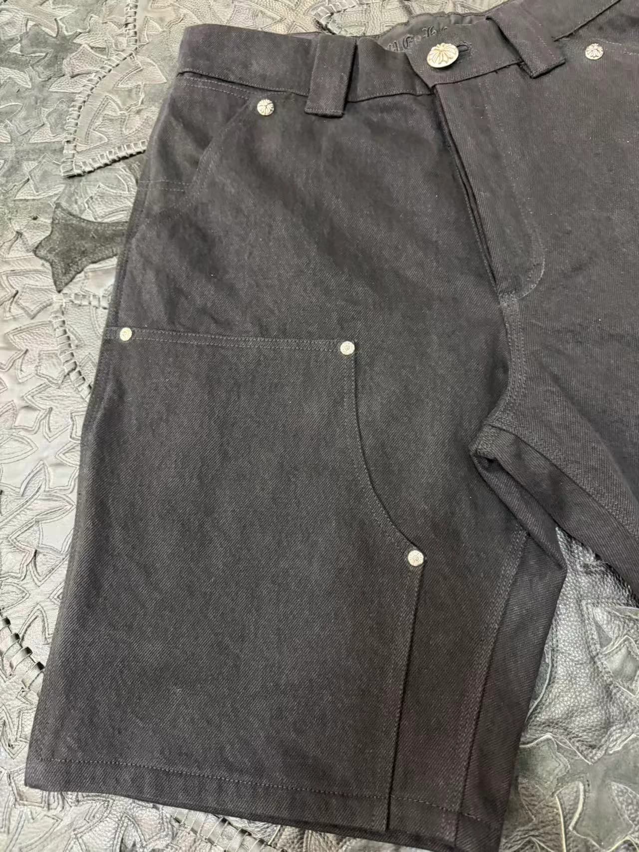 Деталь переднего кармана шорт Chrome Hearts