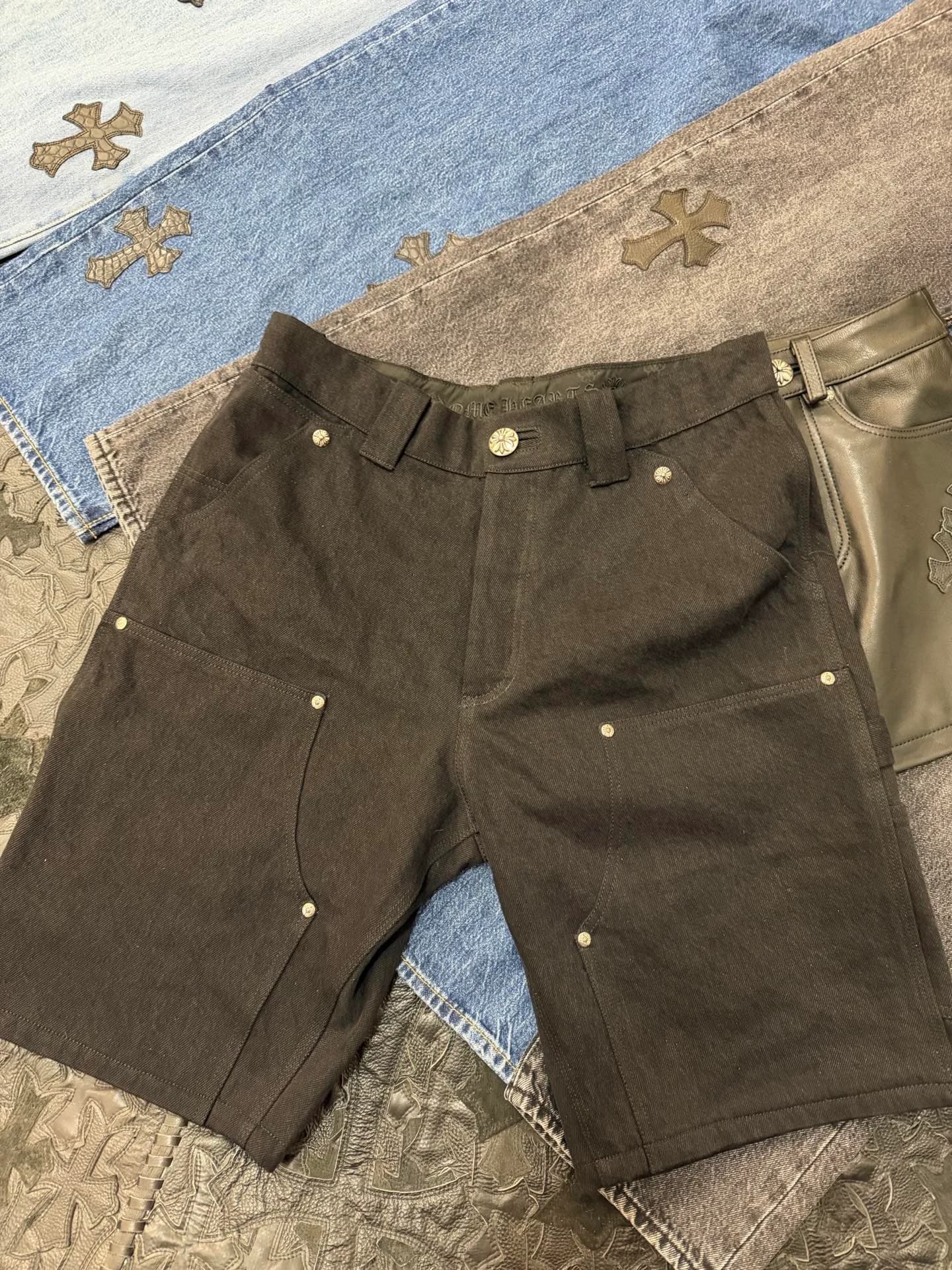 Коричневые шорты Chrome Hearts спереди
