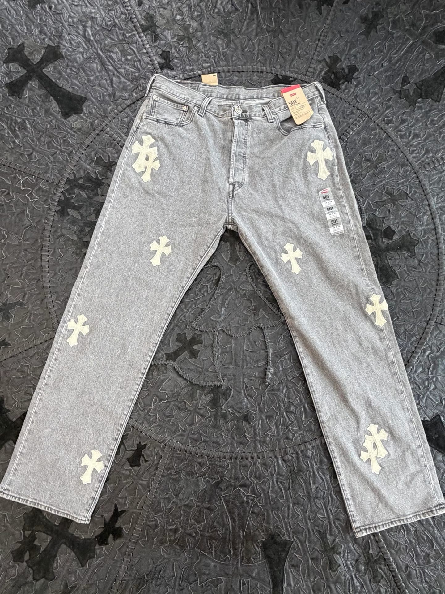 Серые джинсы Chrome Hearts x Levi's 501 с кожаными нашивками-крестами, вид спереди