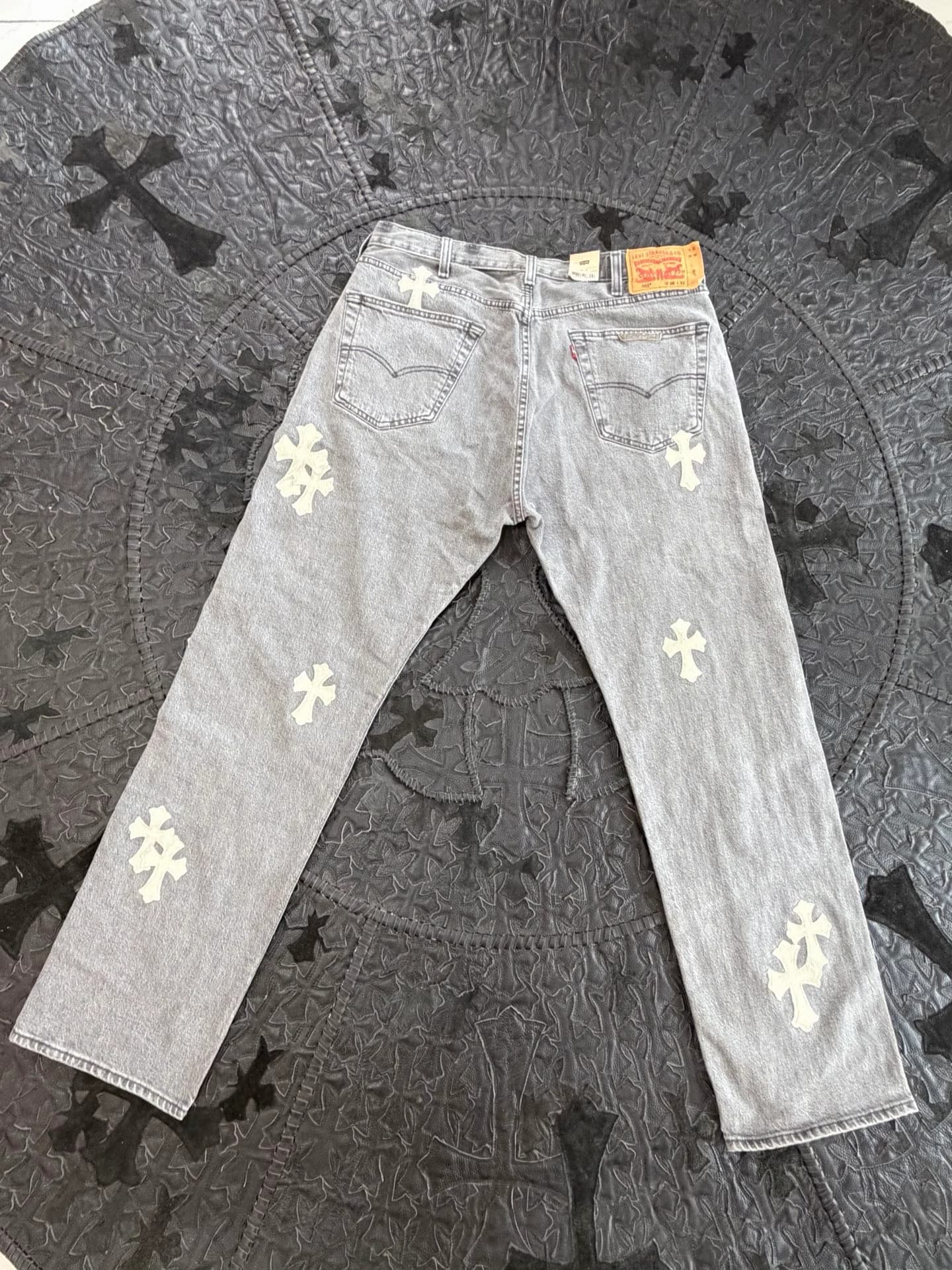 Серые джинсы Chrome Hearts x Levi's 501 с кожаными нашивками-крестами, вид сзади