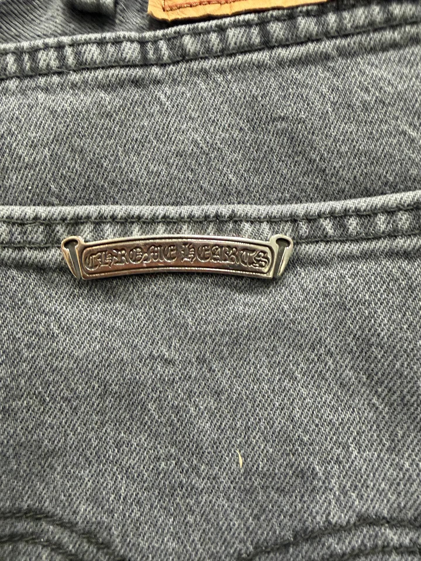 Металлическая пластина с гравировкой Chrome Hearts на заднем кармане джинсов