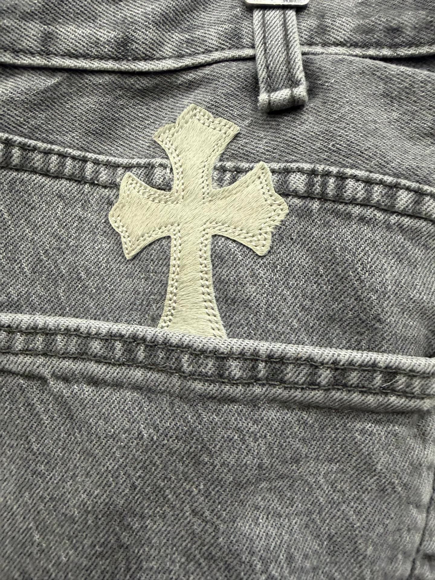 Кожаная нашивка-крест над задним карманом джинсов Chrome Hearts x Levi's 501