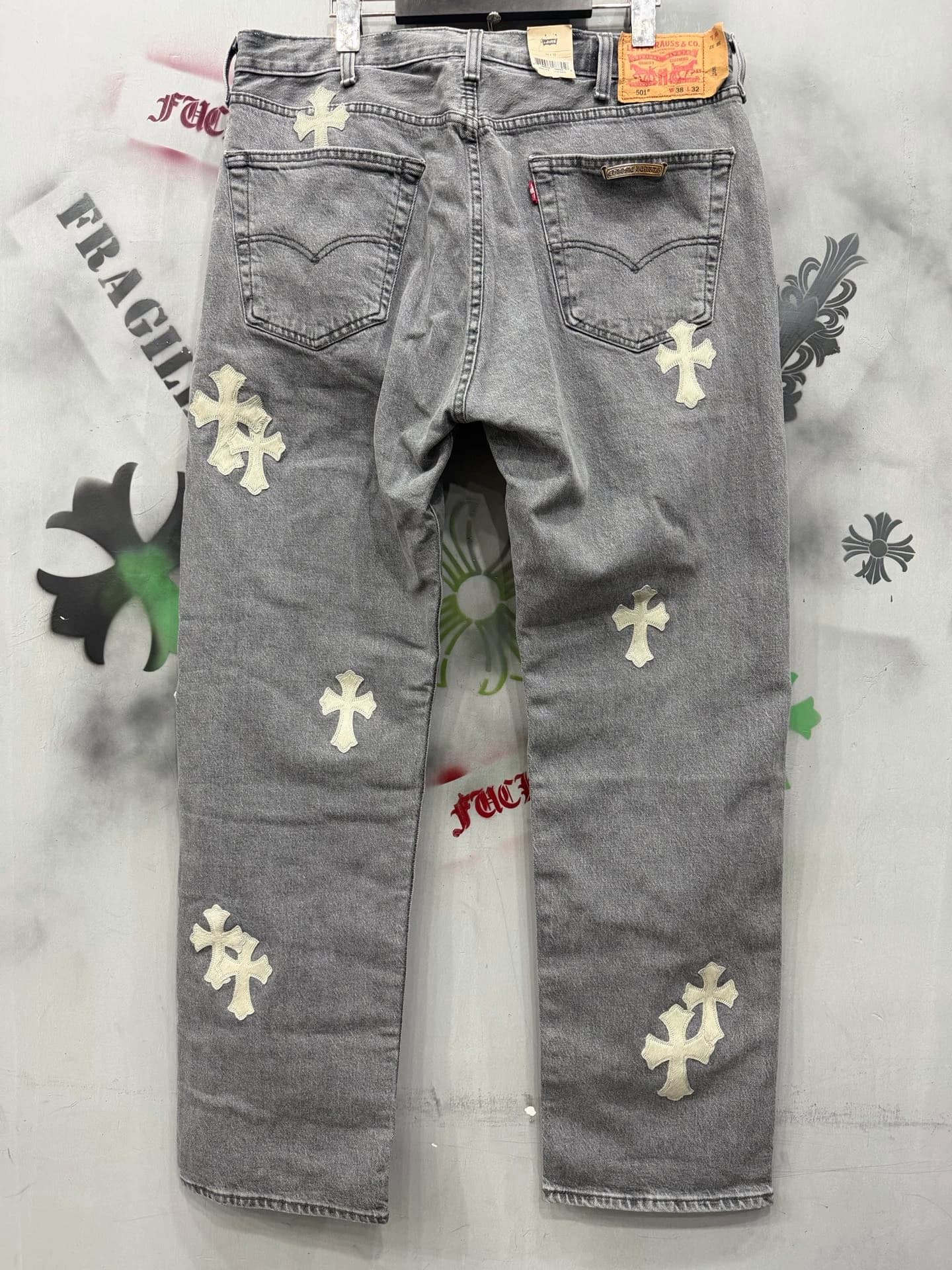 Серые джинсы Chrome Hearts x Levi's 501 на вешалке, вид сзади