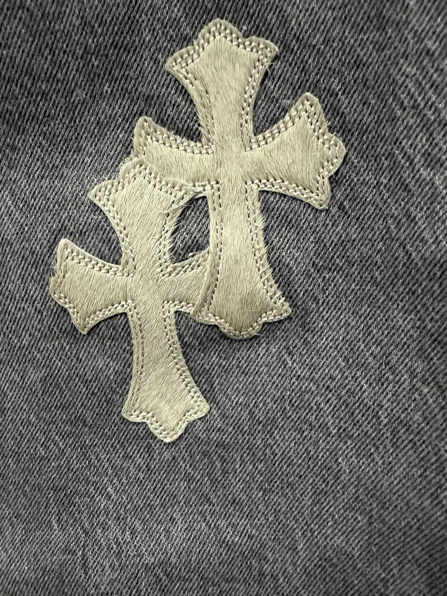 Двойная нашивка в виде крестов из фактурной кожи на джинсах Chrome Hearts x Levi's 501