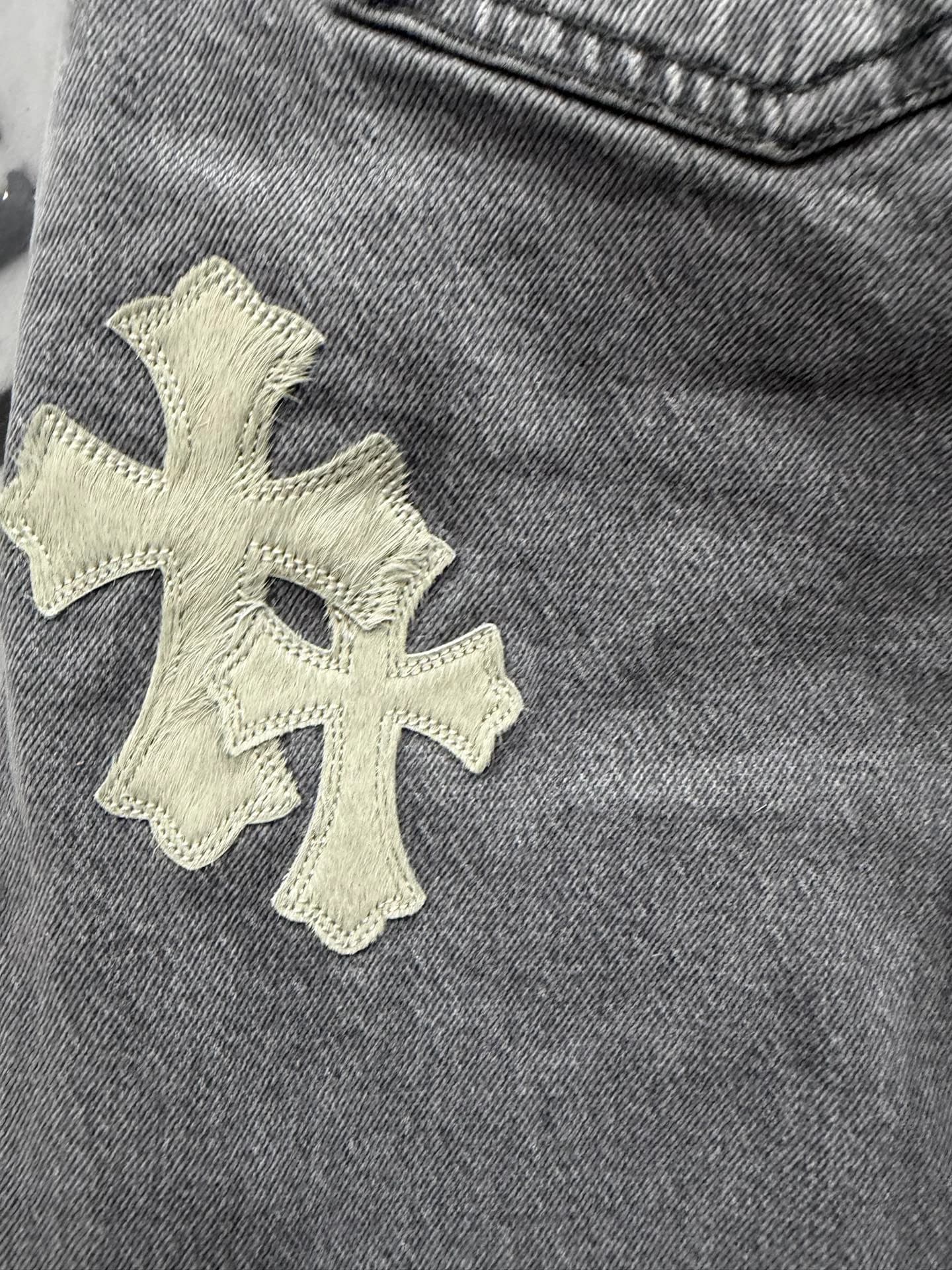 Кожаные нашивки-кресты на сером дениме джинсов Chrome Hearts x Levi's 501