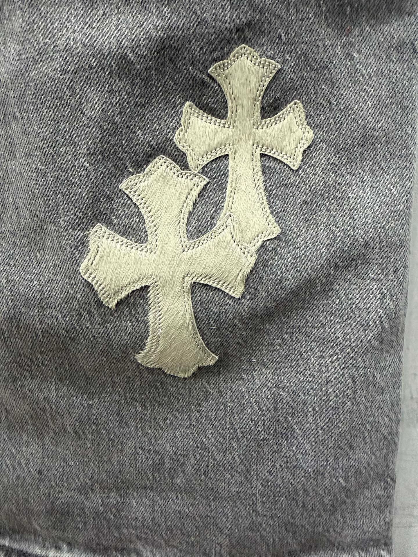 Деталь нашивки из кожи с коротким ворсом на джинсах Chrome Hearts x Levi's 501