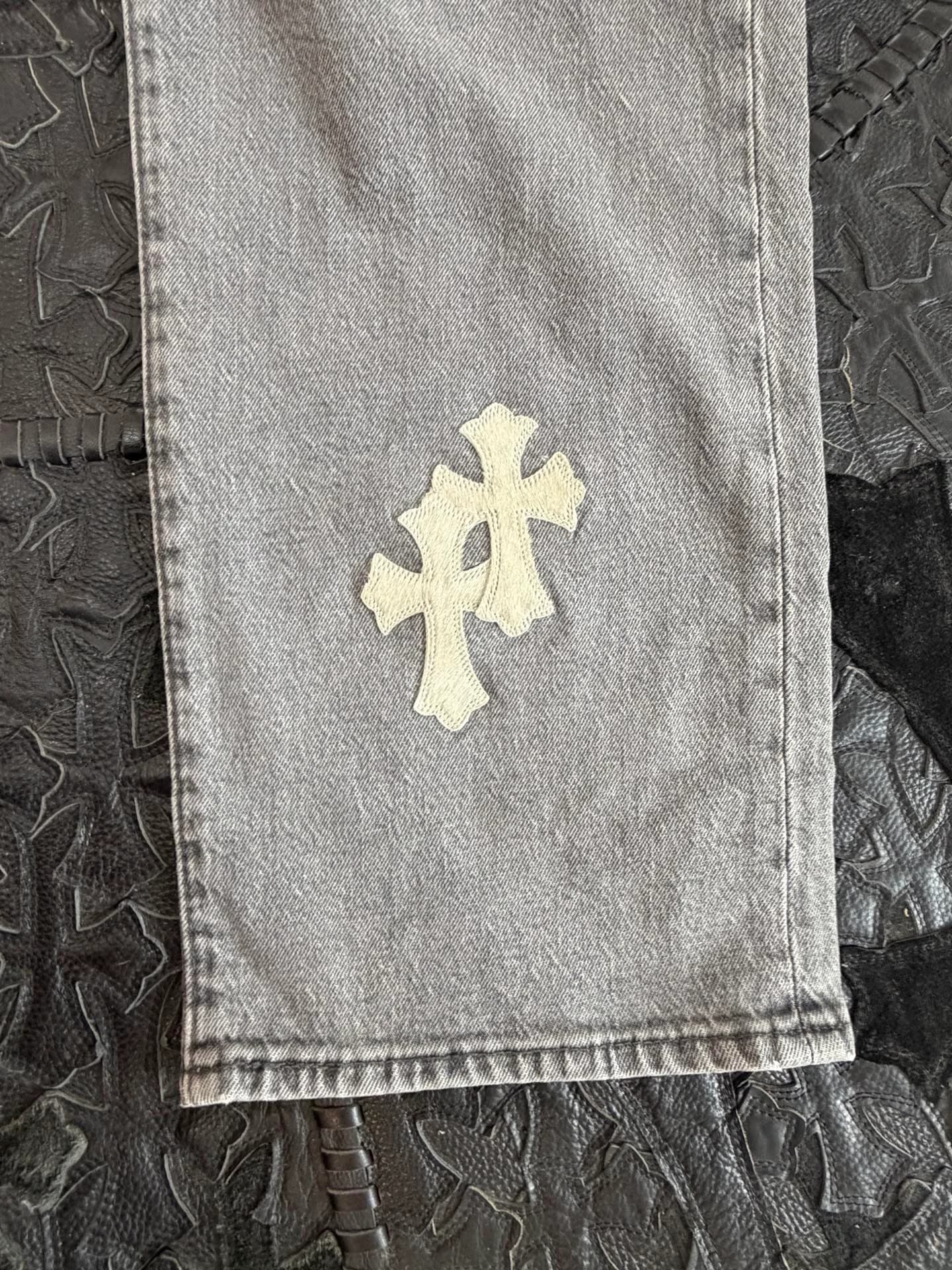 Нижняя часть штанины джинсов Chrome Hearts x Levi's 501 с нашивкой