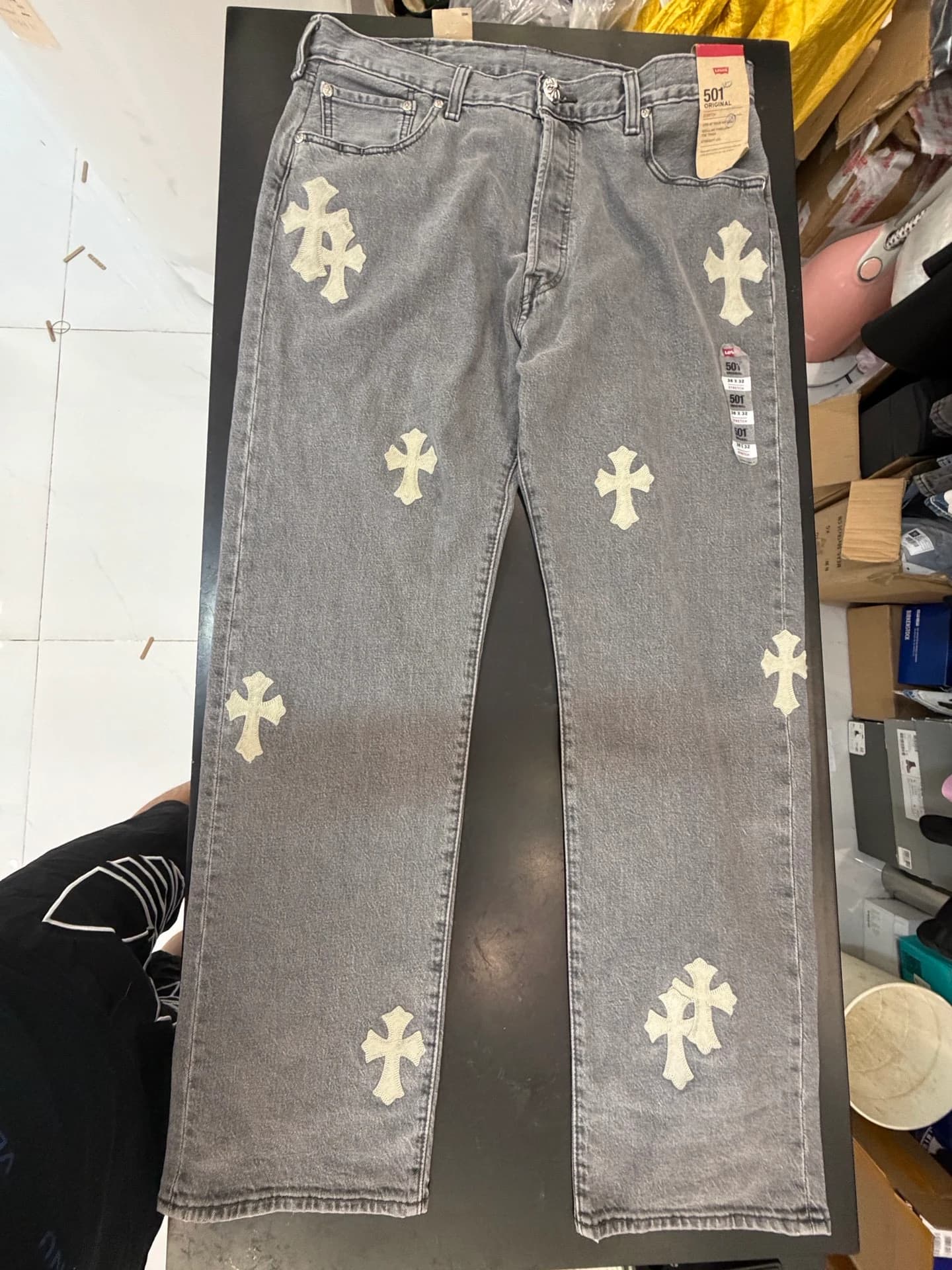 Серые джинсы Chrome Hearts x Levi's 501 с фирменными нашивками, вид спереди
