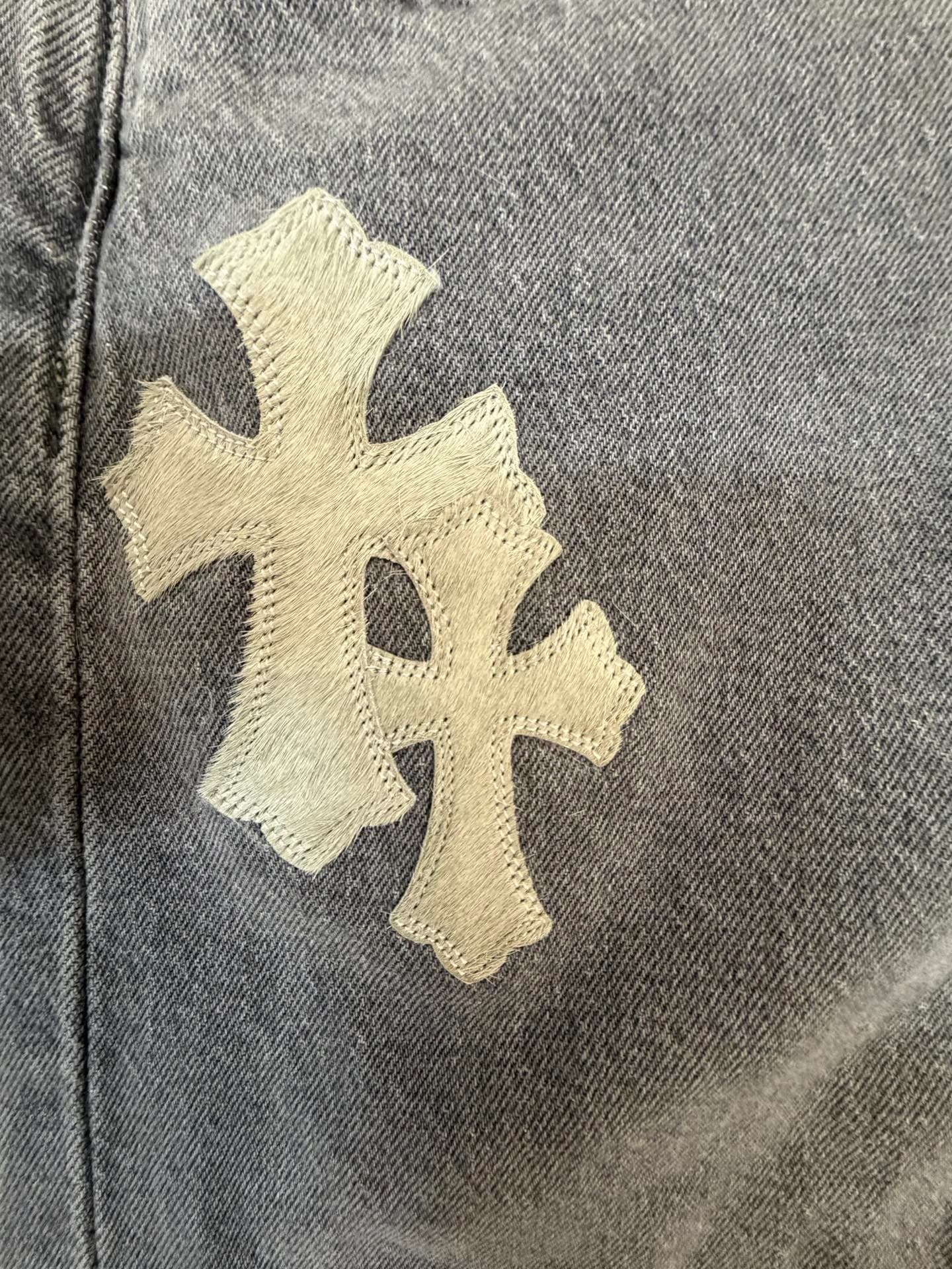 Крупный план нашивки-креста на штанине джинсов Chrome Hearts x Levi's 501
