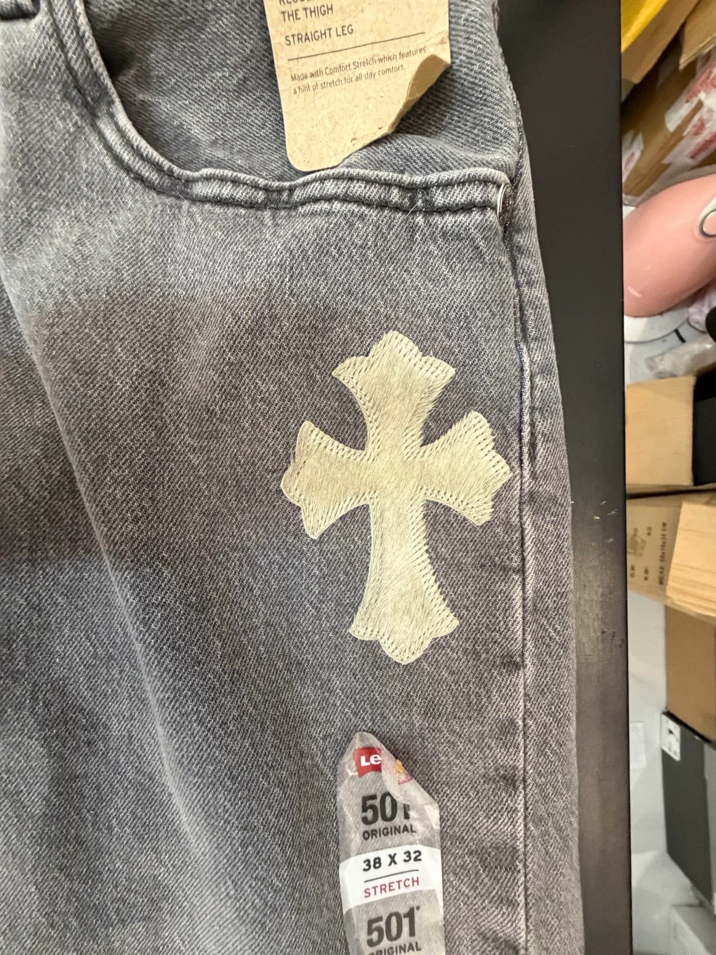 Деталь переднего кармана джинсов Chrome Hearts x Levi's 501 с этикеткой размера W38 L32