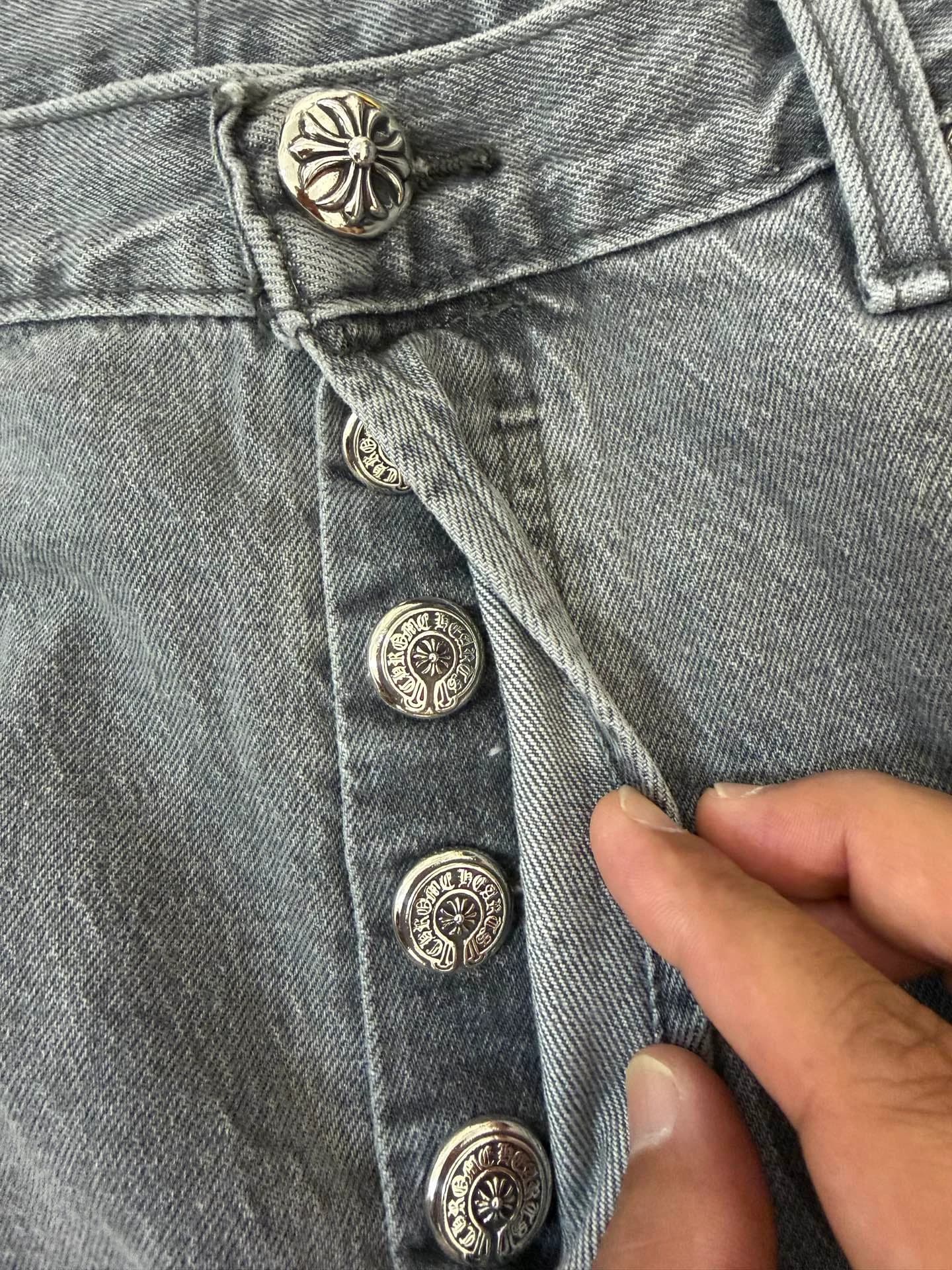 Деталь застежки на болтах с гравировкой бренда на джинсах Chrome Hearts x Levi's 501