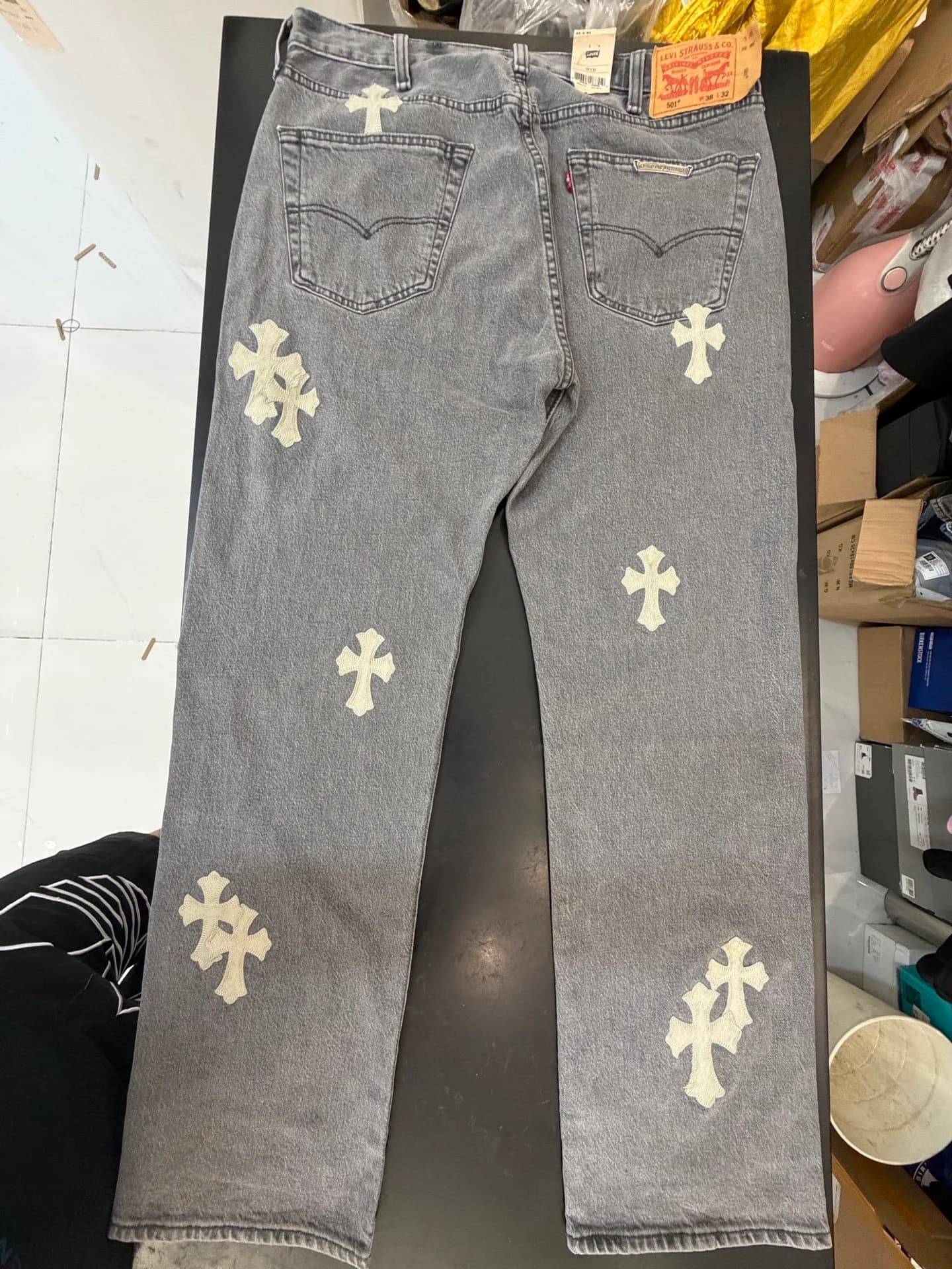 Серые джинсы Chrome Hearts x Levi's 501, разложенные на поверхности, вид сзади